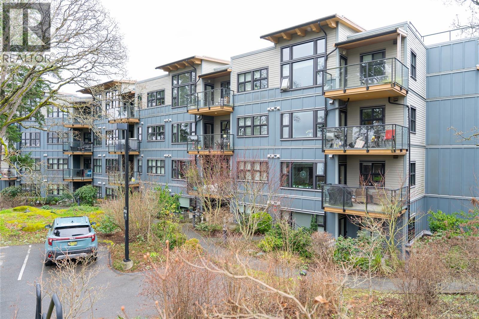 302 3912 Carey Rd, Saanich, British Columbia