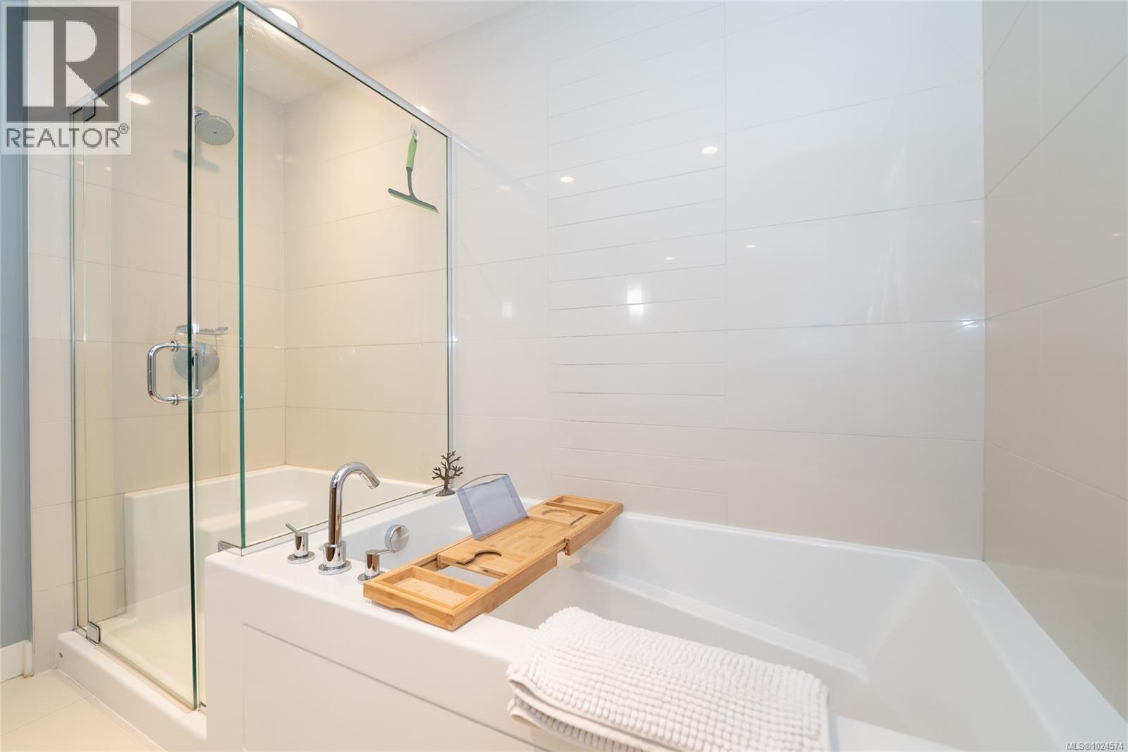 302 3912 Carey Rd, Saanich, British Columbia  V8Z 4E2 - Photo 23 - 1024574