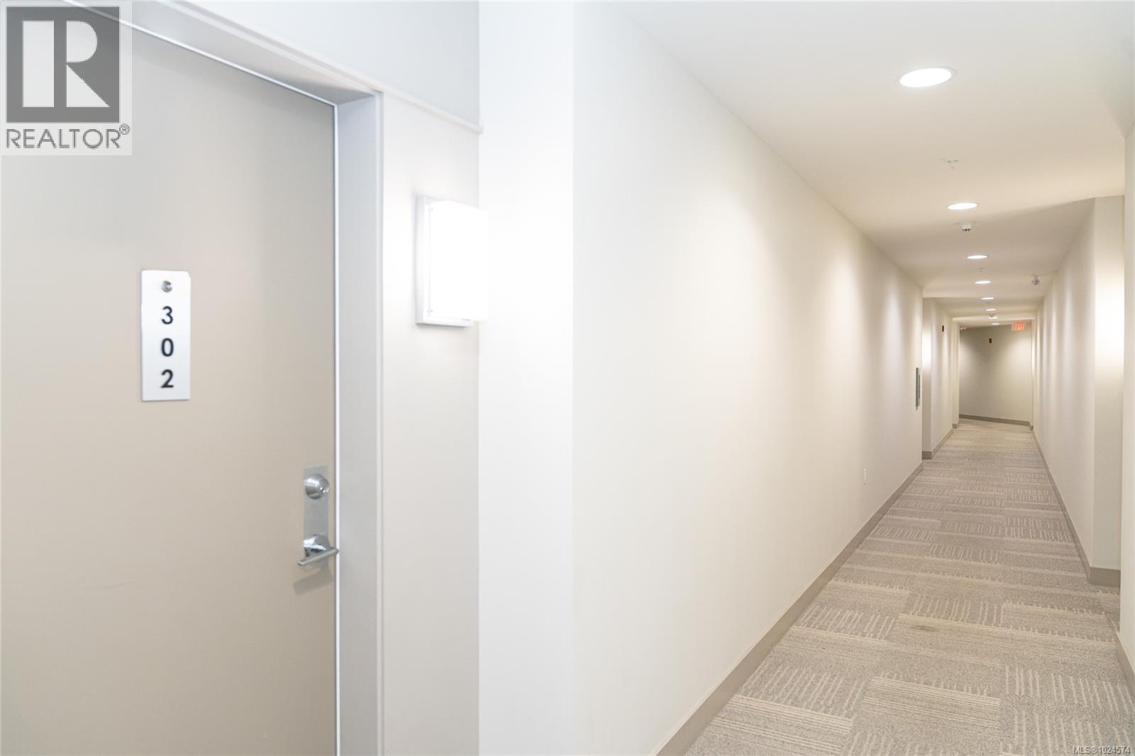 302 3912 Carey Rd, Saanich, British Columbia  V8Z 4E2 - Photo 3 - 1024574