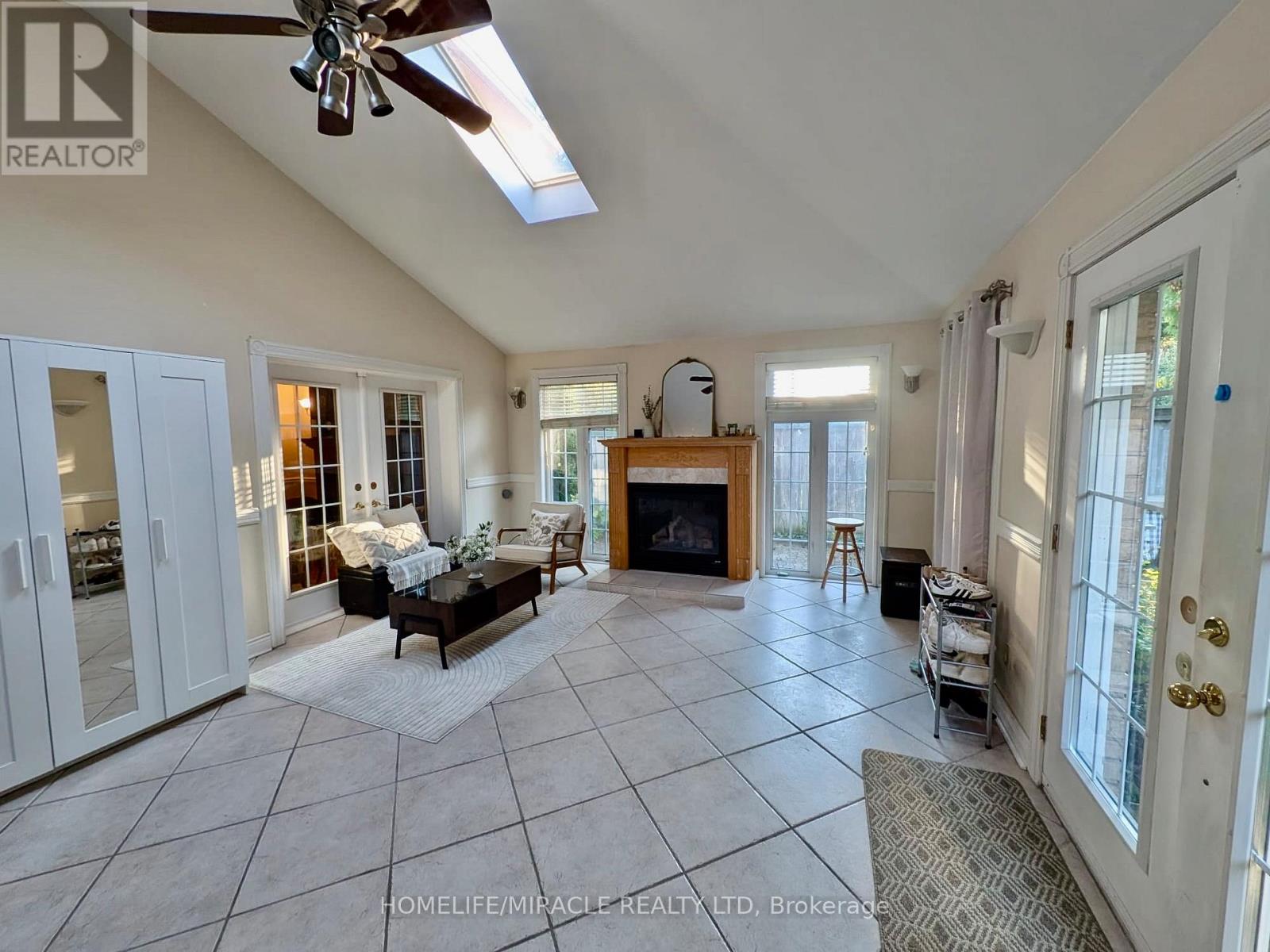 515 Louis Drive, Mississauga, Ontario  L5B 2N3 - Photo 2 - W12740804