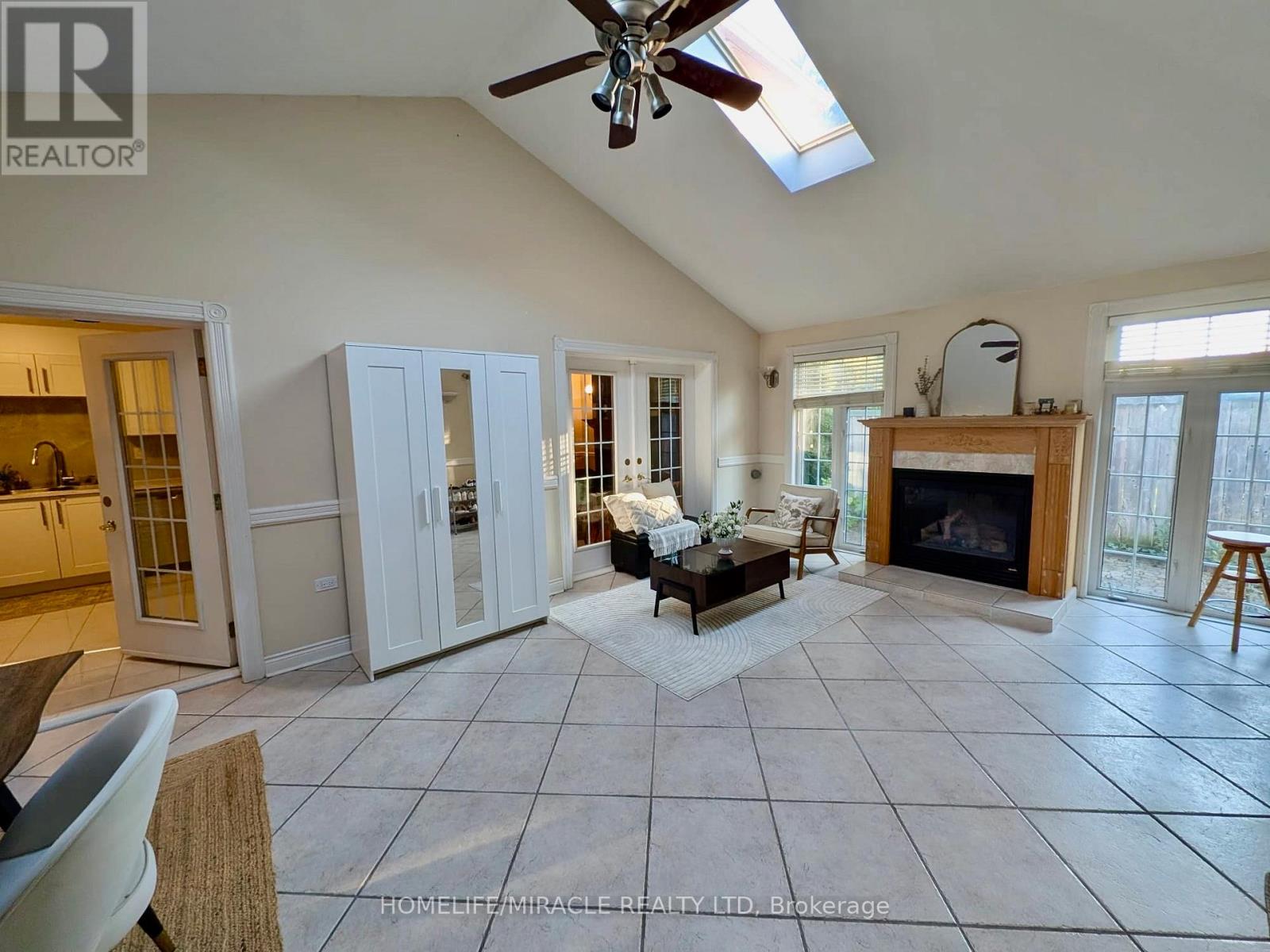 515 Louis Drive, Mississauga, Ontario  L5B 2N3 - Photo 3 - W12740804