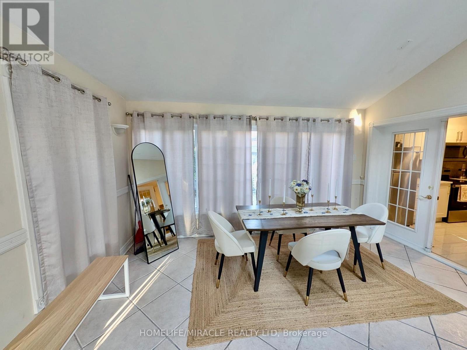 515 Louis Drive, Mississauga, Ontario  L5B 2N3 - Photo 6 - W12740804