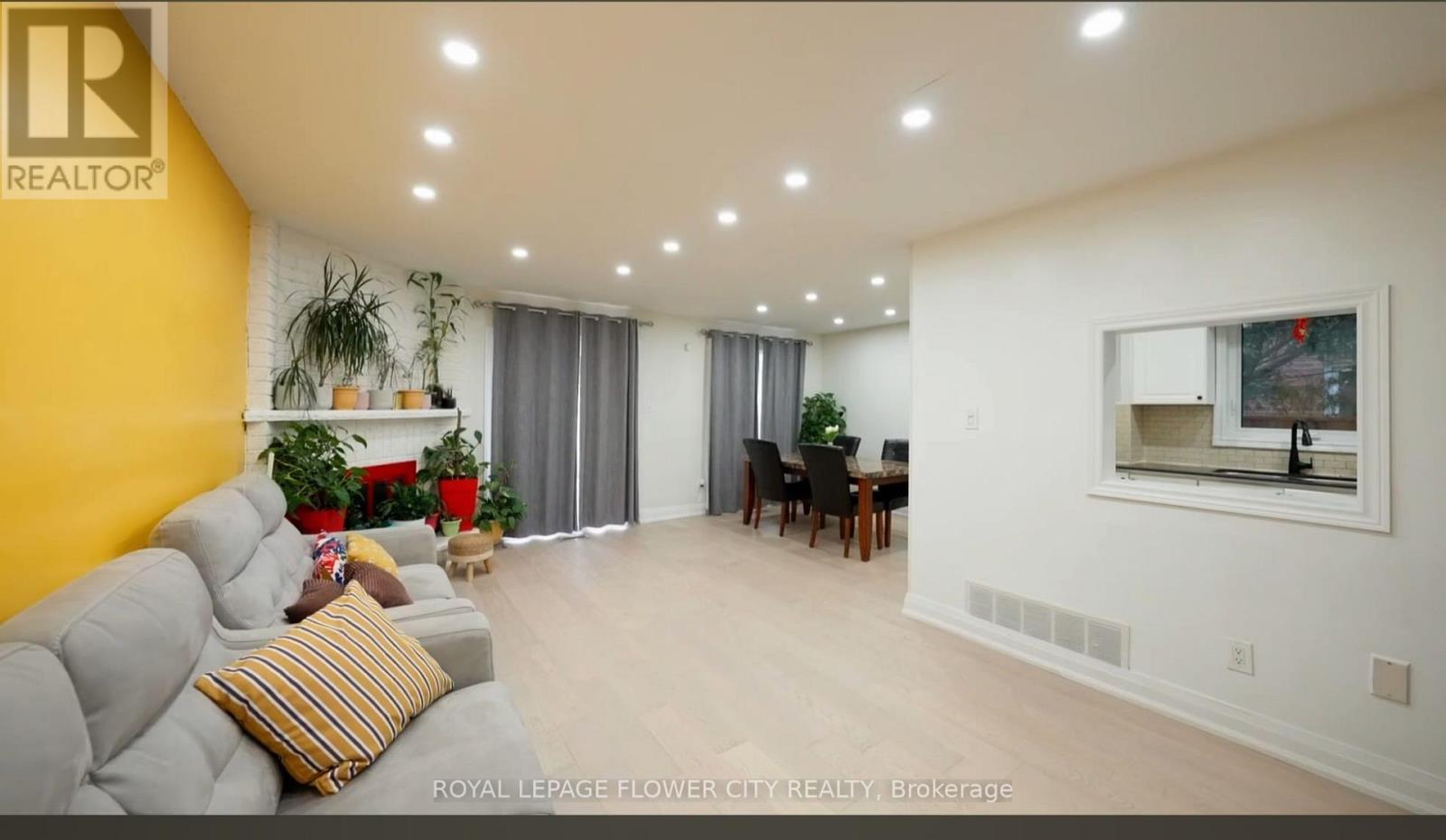 32 Payton Court, Brampton, Ontario  L6W 3Y9 - Photo 5 - W12740808