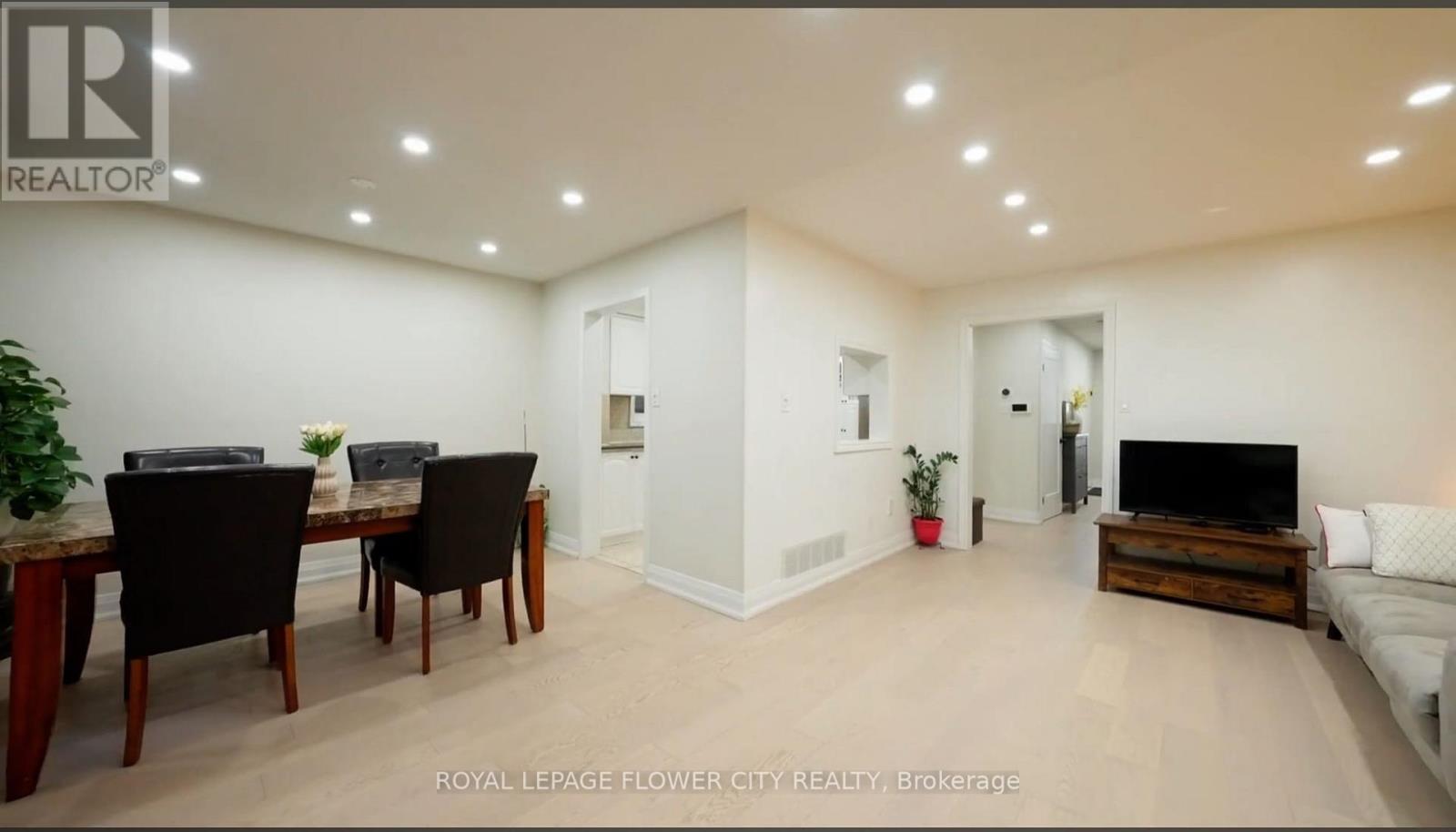 32 Payton Court, Brampton, Ontario  L6W 3Y9 - Photo 6 - W12740808