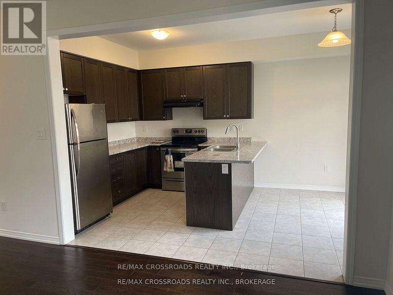 166 Munro Circle, Brantford, Ontario  N3T 0R3 - Photo 3 - X12740814