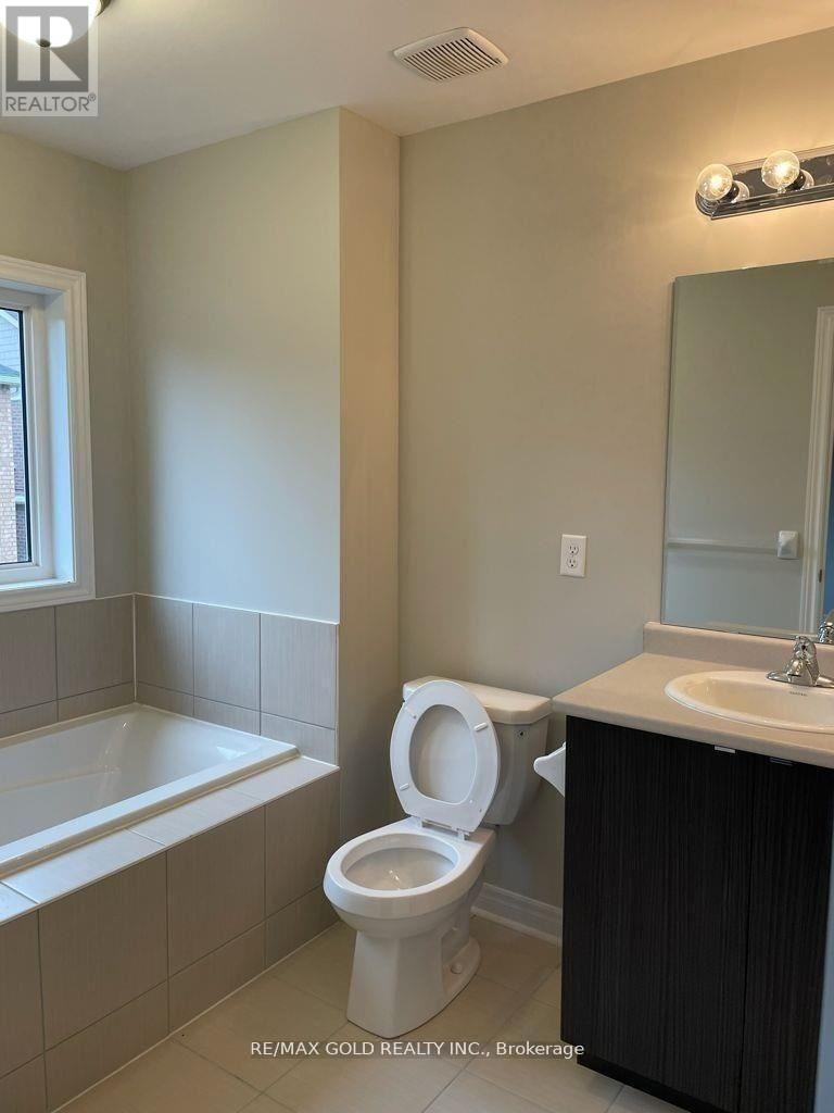 53 Finegan Circle, Brampton, Ontario  L7A 4Z8 - Photo 11 - W12730766