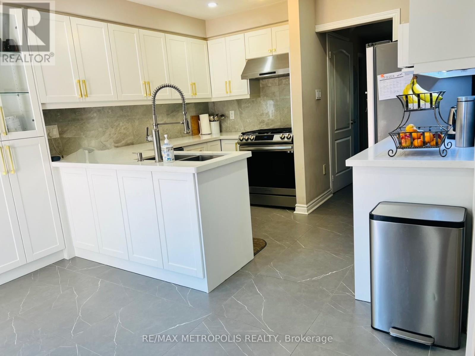 2 Sable Crescent, Whitby, Ontario  L1R 1Y4 - Photo 7 - E12740884