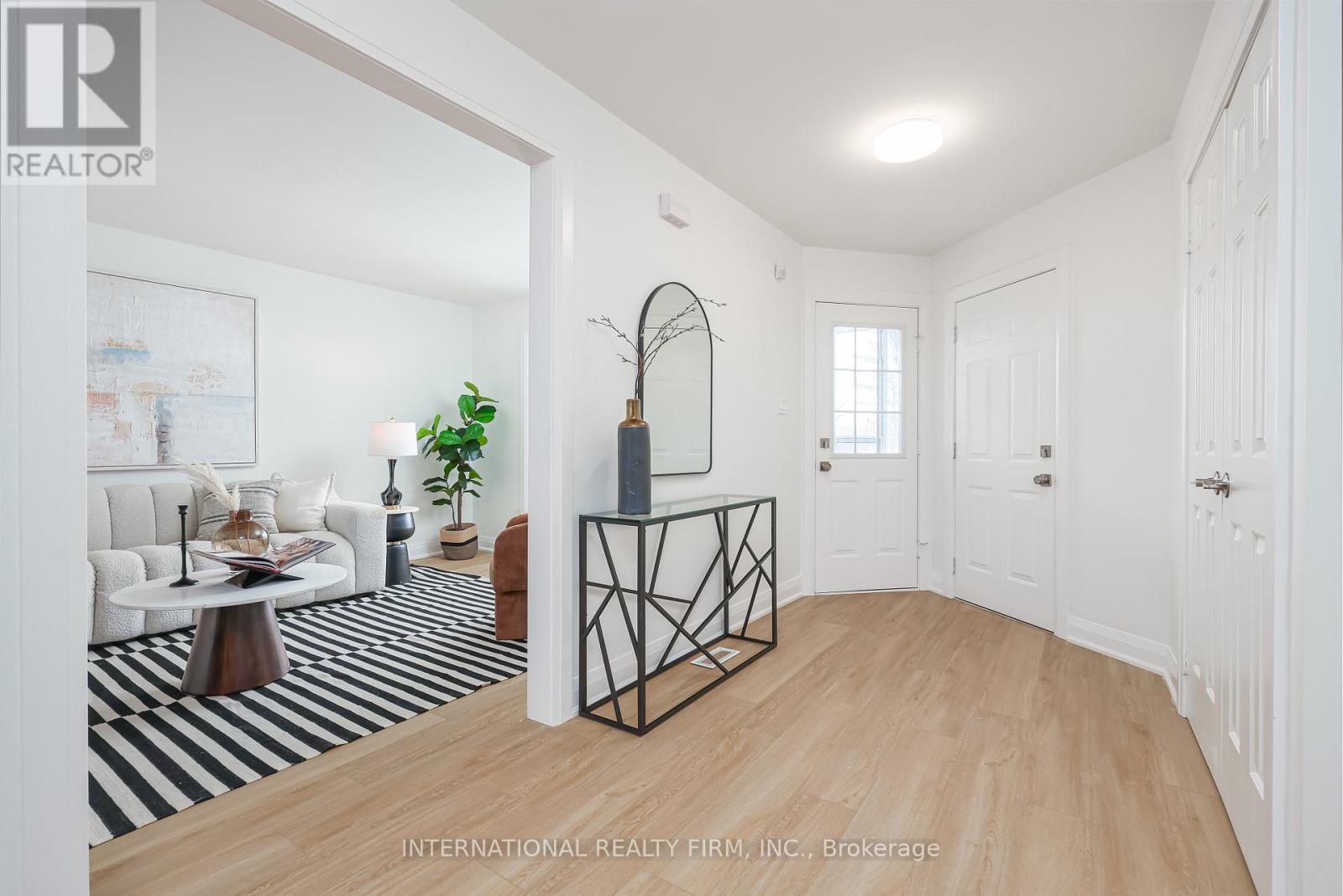 3286 Thorncrest Drive, Mississauga, Ontario  L5L 4K6 - Photo 3 - W12740894