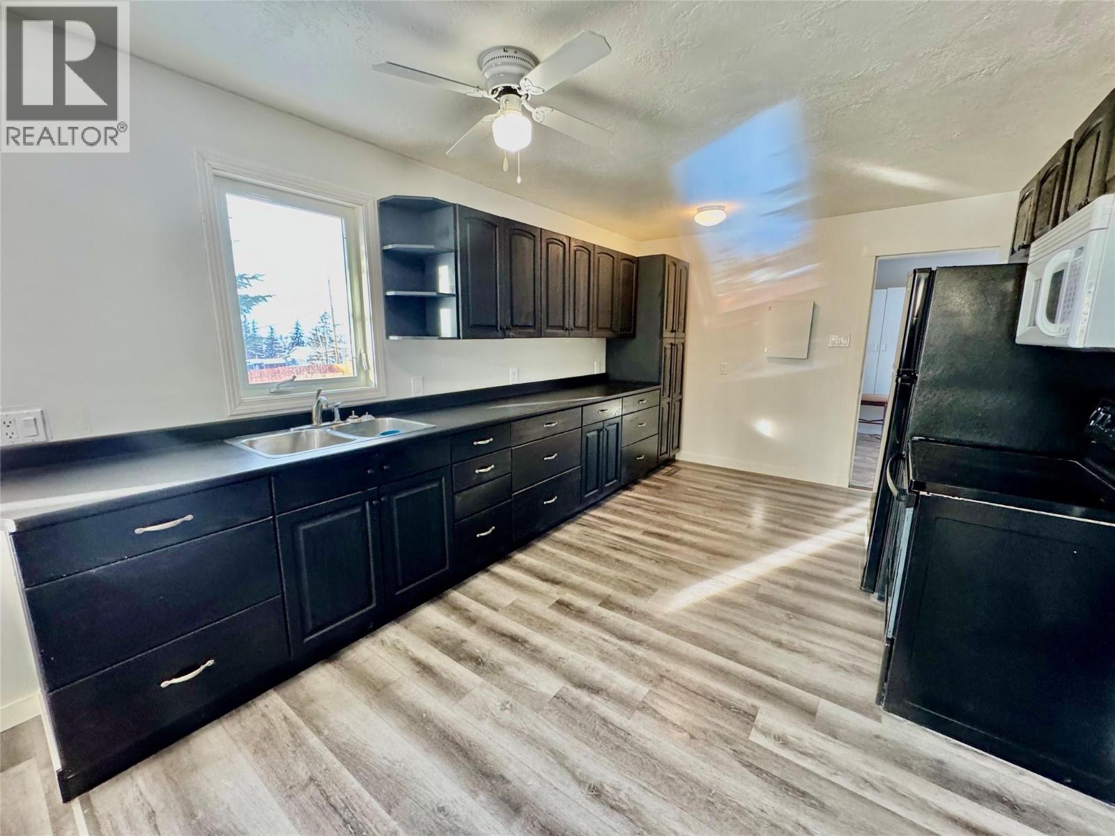 520 98 Avenue, Dawson Creek, British Columbia  V1G 1R9 - Photo 3 - 10374261