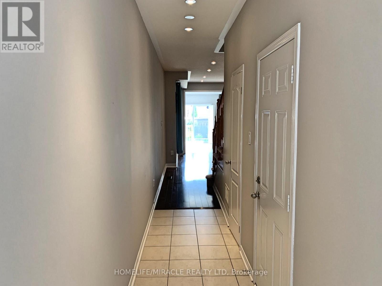 866 Francine Crescent, Mississauga, Ontario  L5V 0E2 - Photo 3 - W12738816