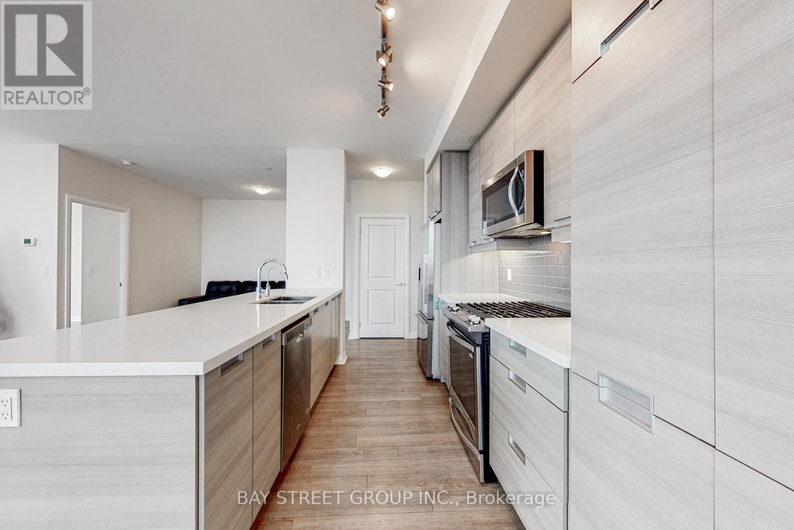 2801 - 75 Eglinton Avenue W, Mississauga, Ontario  L5R 0E5 - Photo 9 - W12679392