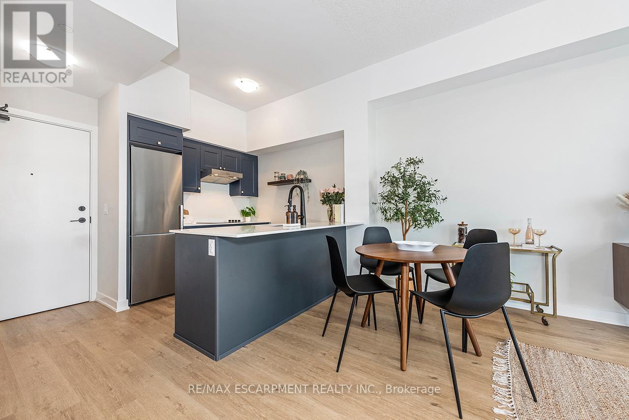 606 - 600 North Service Road, Hamilton, Ontario  L8E 0L2 - Photo 1 - X12740984