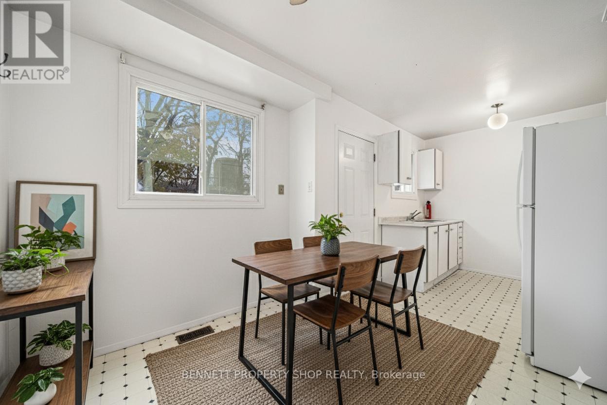 909 Greenbriar Avenue, Ottawa, Ontario  K2C 0J8 - Photo 3 - X12560146