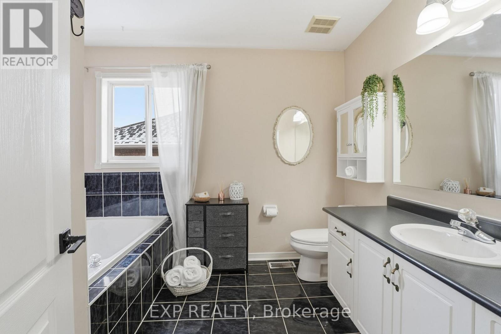 70 Brecken Drive, Georgina, Ontario  L4P 4A7 - Photo 20 - N12741022