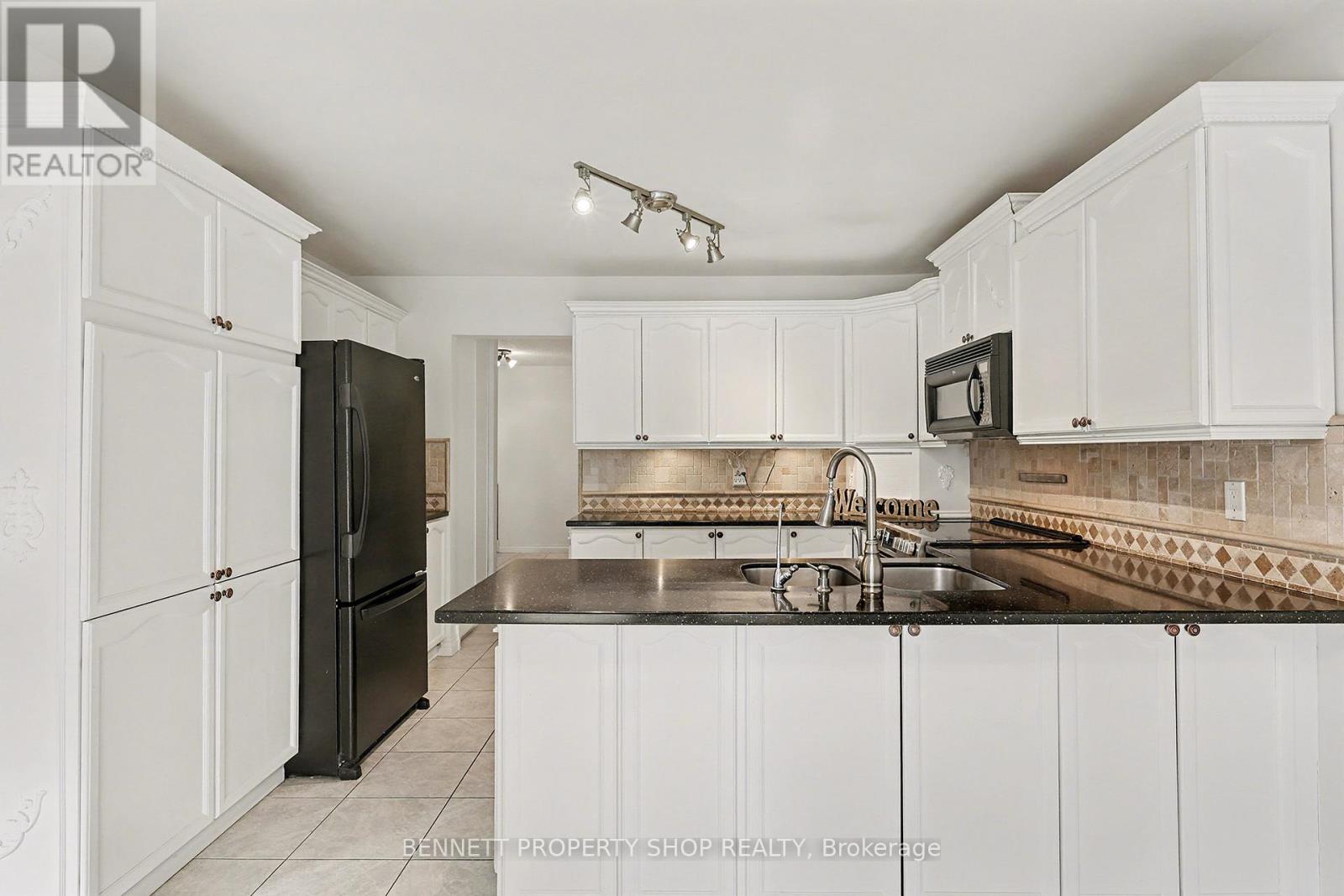 18 Shetland Way, Ottawa, Ontario  K2M 1R9 - Photo 5 - X12598234