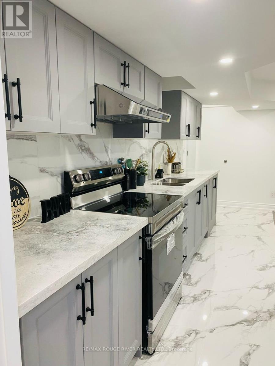 8 Wimbledon Court, Whitby, Ontario  L1P 0B7 - Photo 2 - E12741060