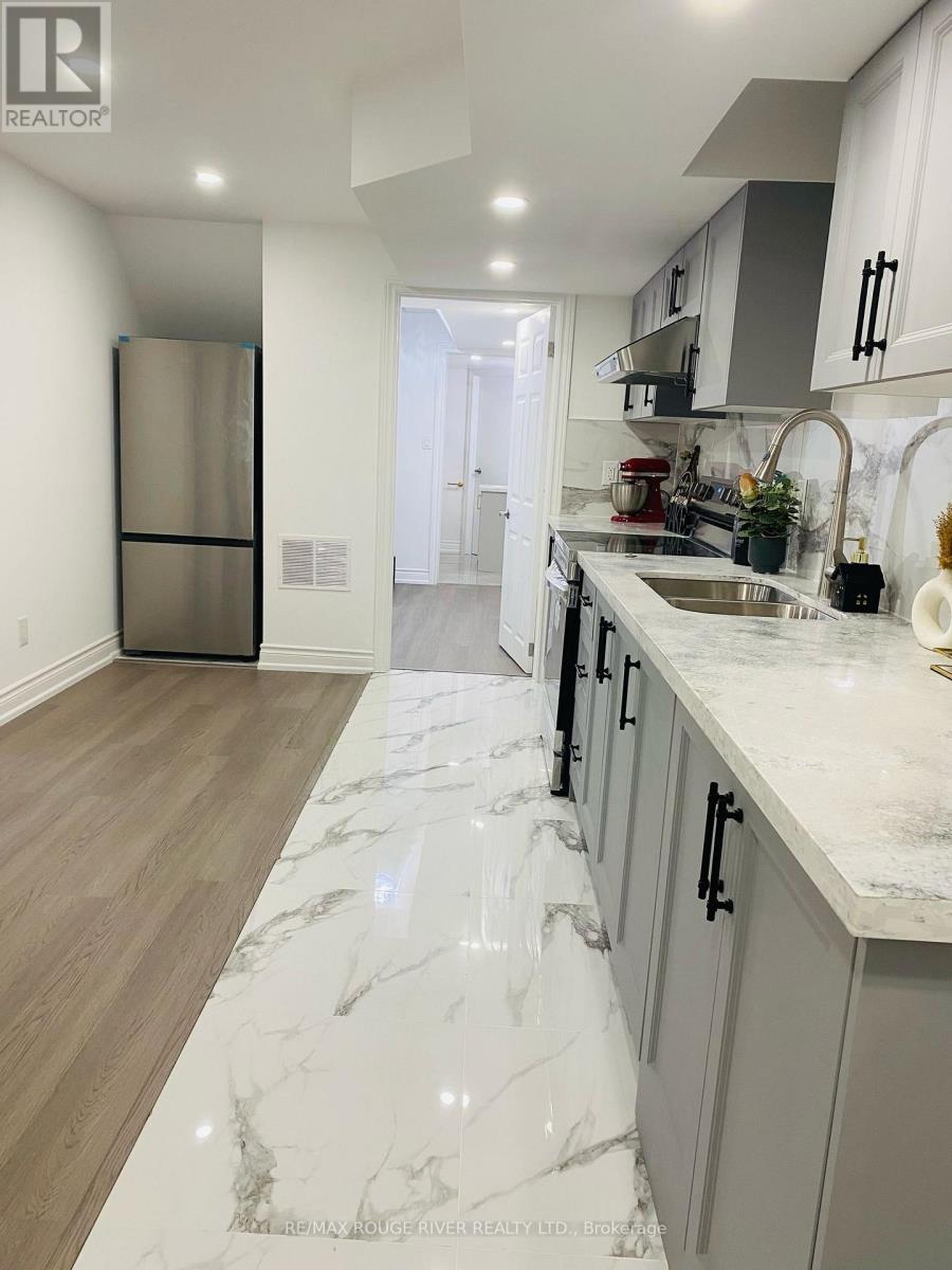 8 Wimbledon Court, Whitby, Ontario  L1P 0B7 - Photo 4 - E12741060