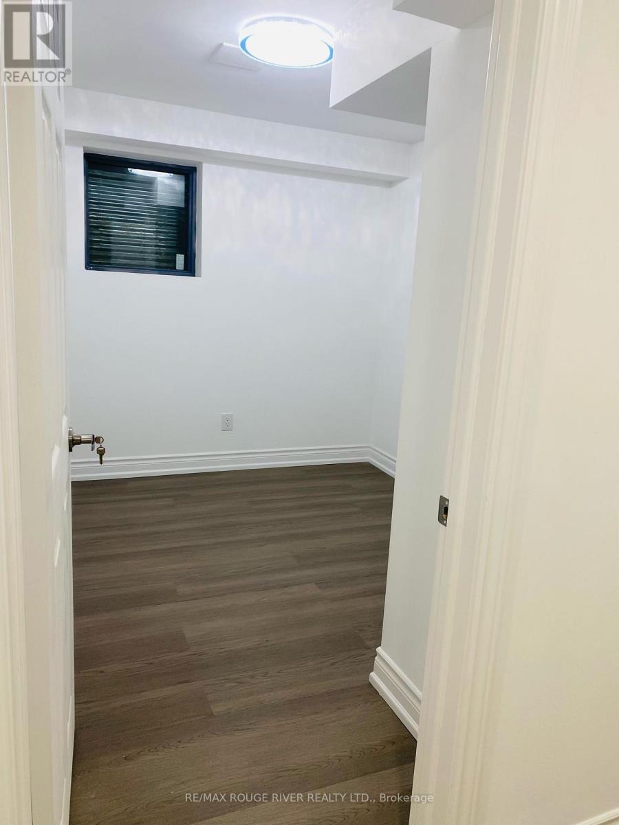 8 Wimbledon Court, Whitby, Ontario  L1P 0B7 - Photo 6 - E12741060