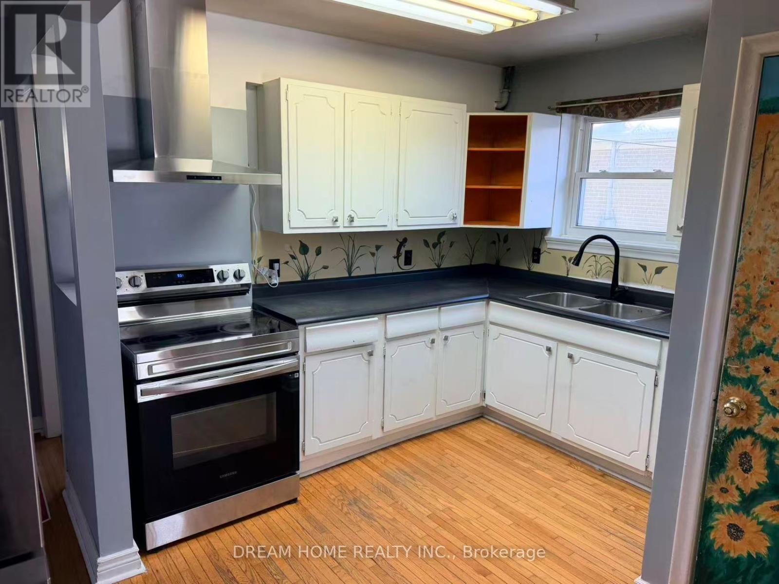 520 Lynett Crescent, Richmond Hill, Ontario  L4C 2V9 - Photo 4 - N12741068