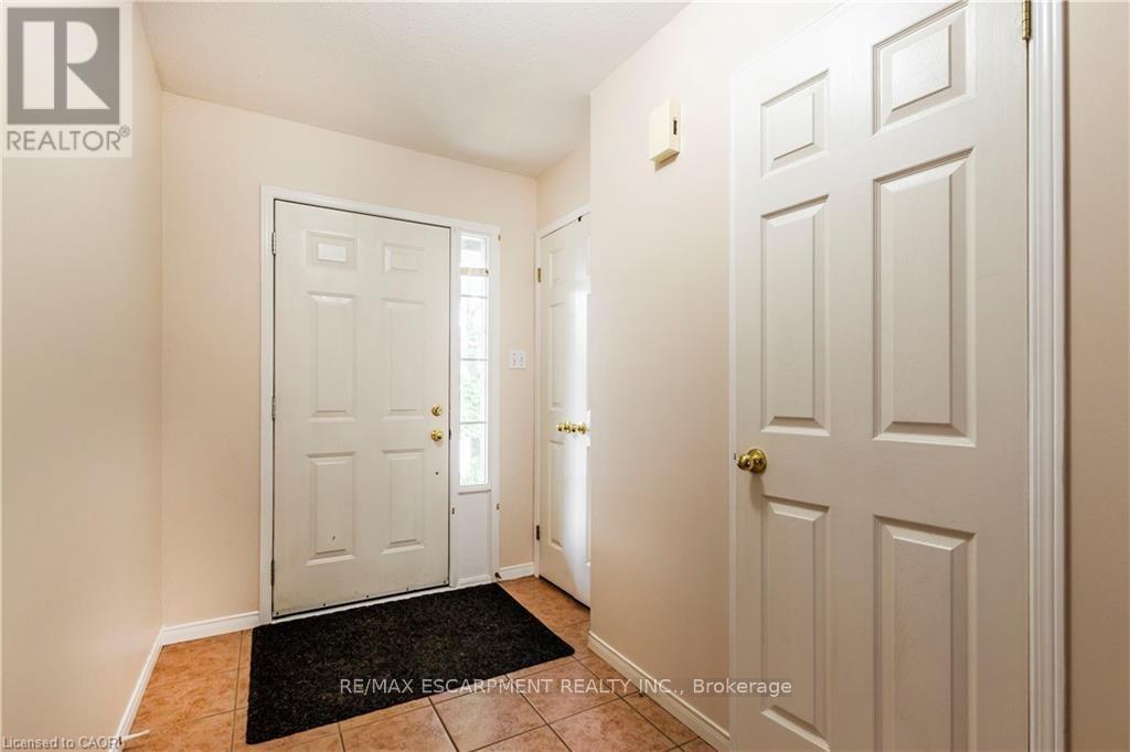 74 Foxborough Drive, Hamilton, Ontario  L9G 4Y8 - Photo 4 - X12741058