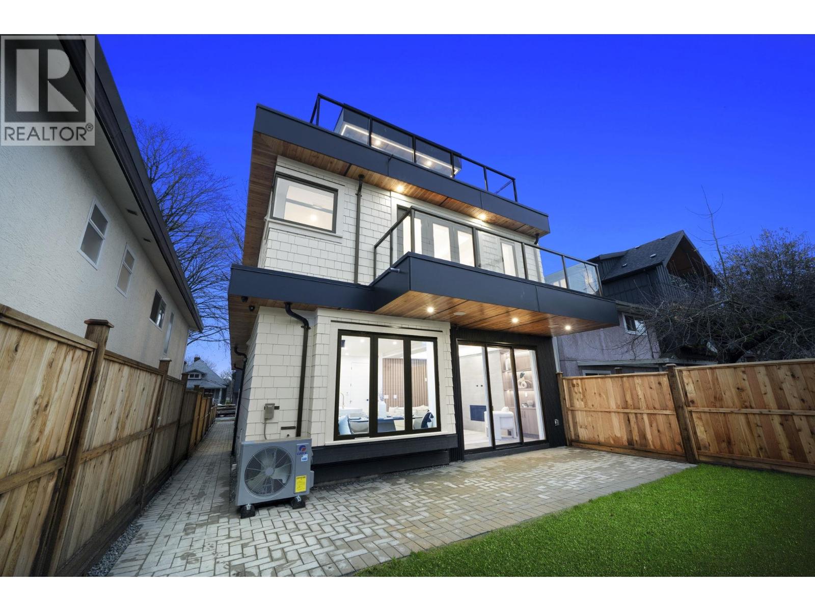 2 1967 E 13th Avenue, Vancouver, British Columbia  V5N 2C3 - Photo 2 - R3084815