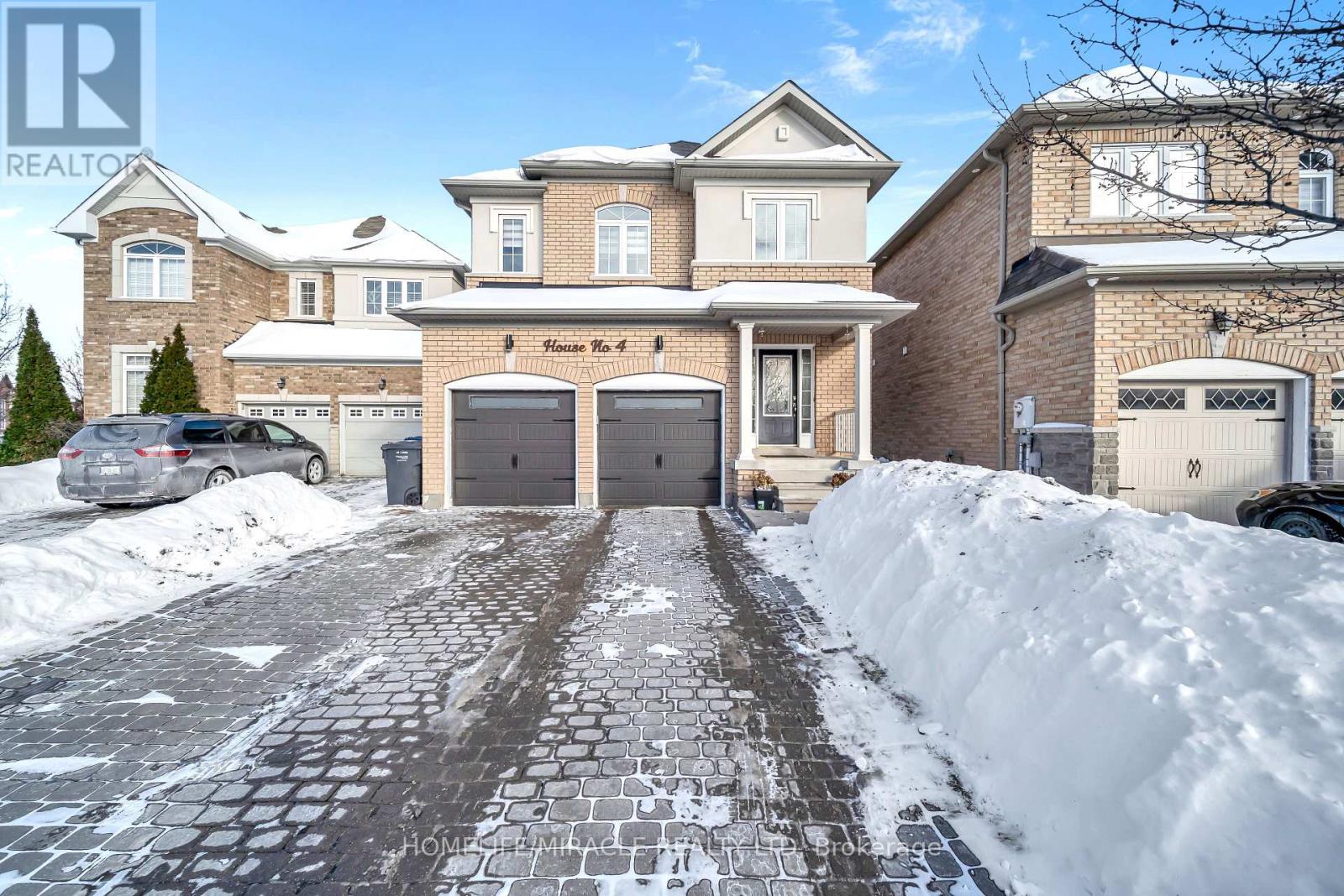 4 Templeton Court, Brampton, Ontario  L6P 3B2 - Photo 4 - W12741070