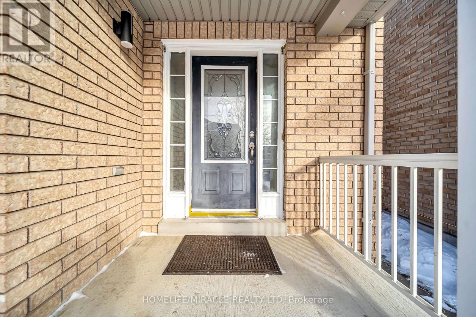 4 Templeton Court, Brampton, Ontario  L6P 3B2 - Photo 5 - W12741070