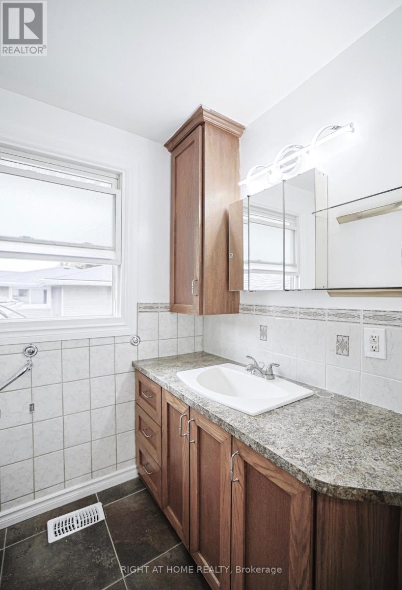 #upper Unit - 215a Paris Rd. Road, Brantford, Ontario  N3R 1J2 - Photo 10 - X12741080