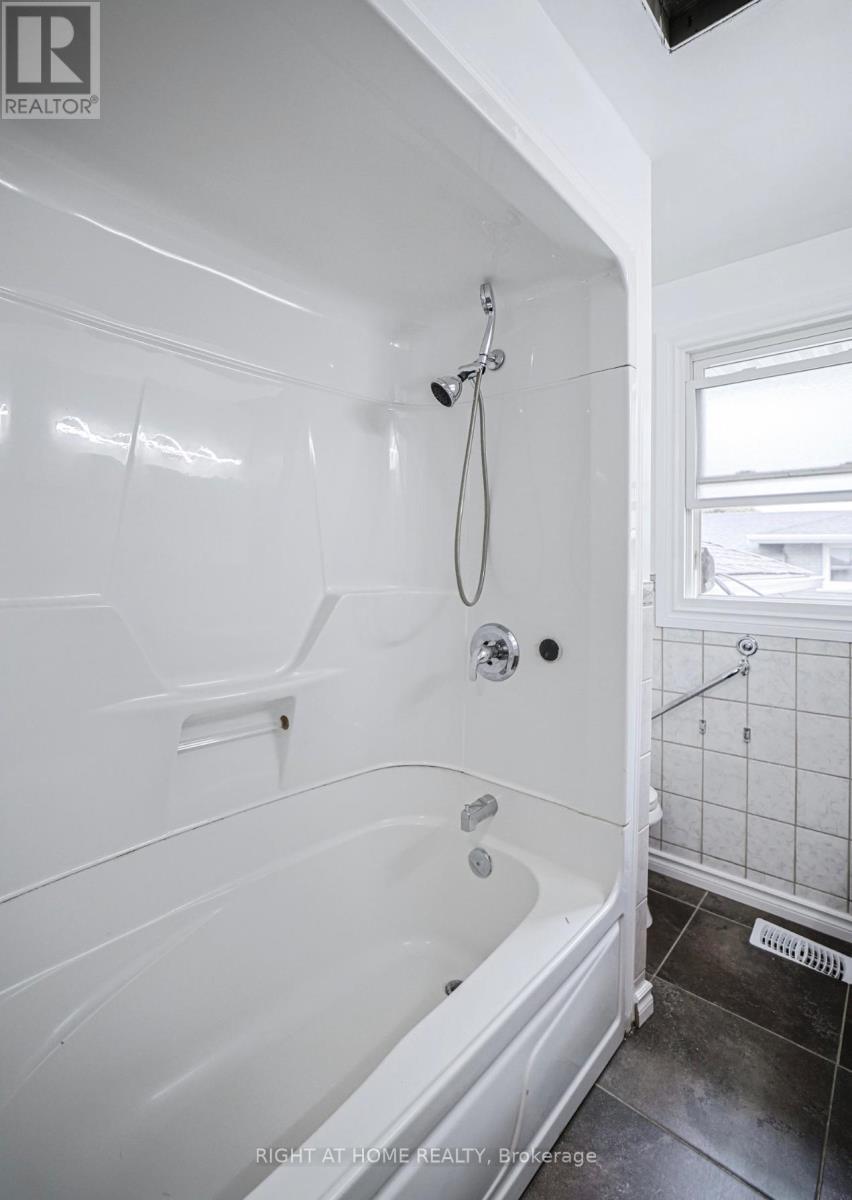 #upper Unit - 215a Paris Rd. Road, Brantford, Ontario  N3R 1J2 - Photo 11 - X12741080