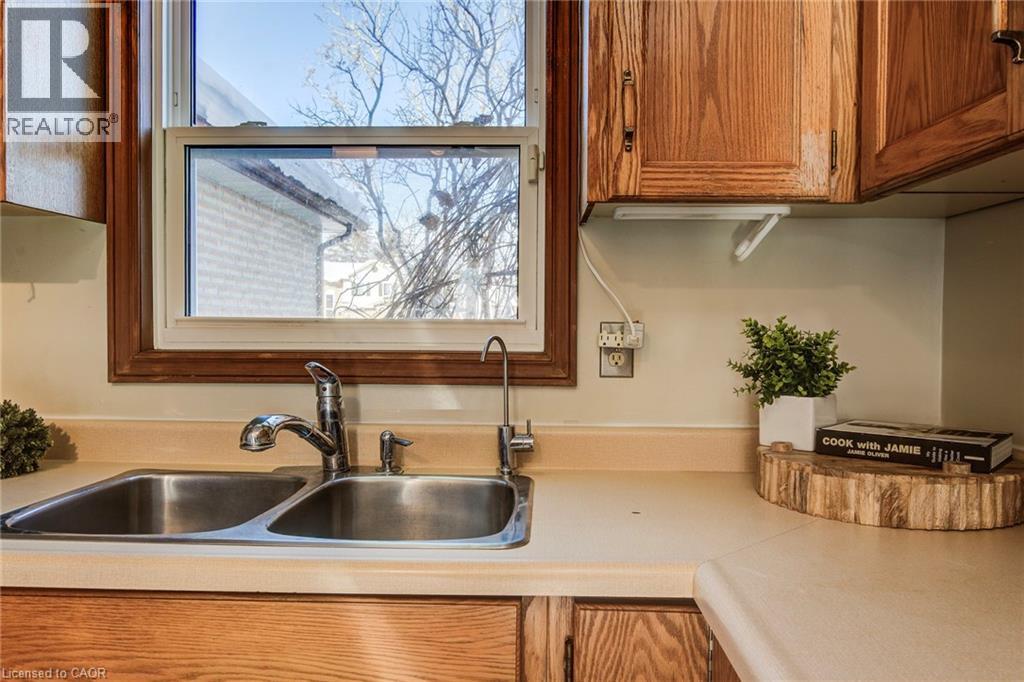 8 Laurelwood Court, Guelph, Ontario  N1G 4E8 - Photo 9 - 40801707