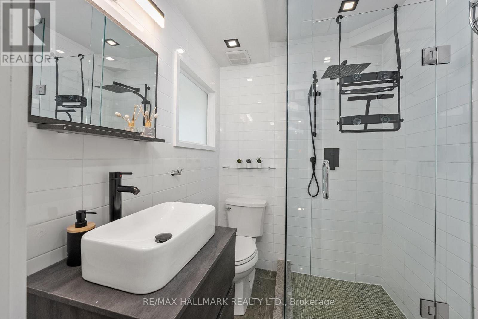 Upper, 2nd/3rd Floor - 13 Woodfield Road, Toronto, Ontario  M4L 2W4 - Photo 10 - E12741090