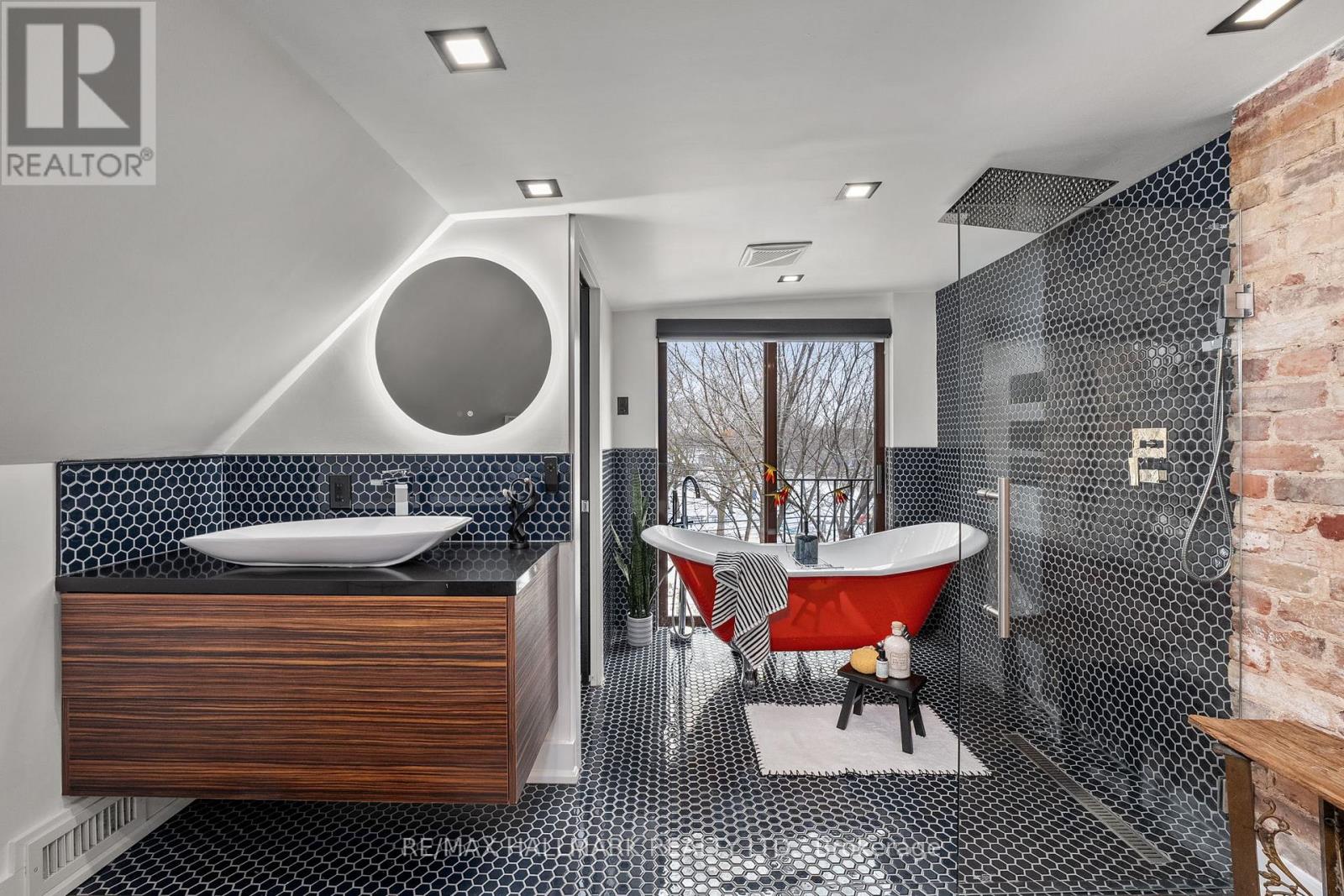 Upper, 2nd/3rd Floor - 13 Woodfield Road, Toronto, Ontario  M4L 2W4 - Photo 12 - E12741090