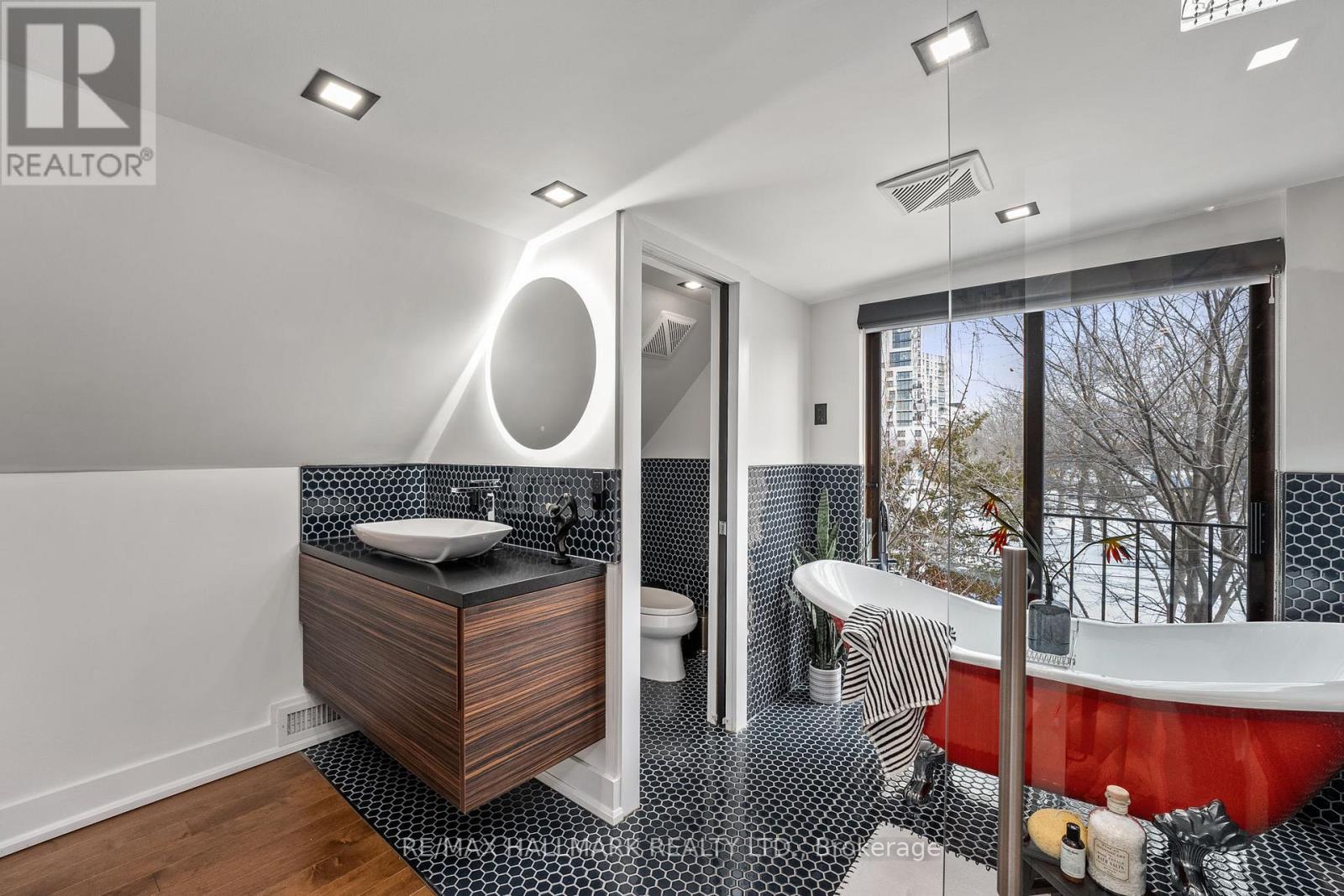 Upper, 2nd/3rd Floor - 13 Woodfield Road, Toronto, Ontario  M4L 2W4 - Photo 14 - E12741090