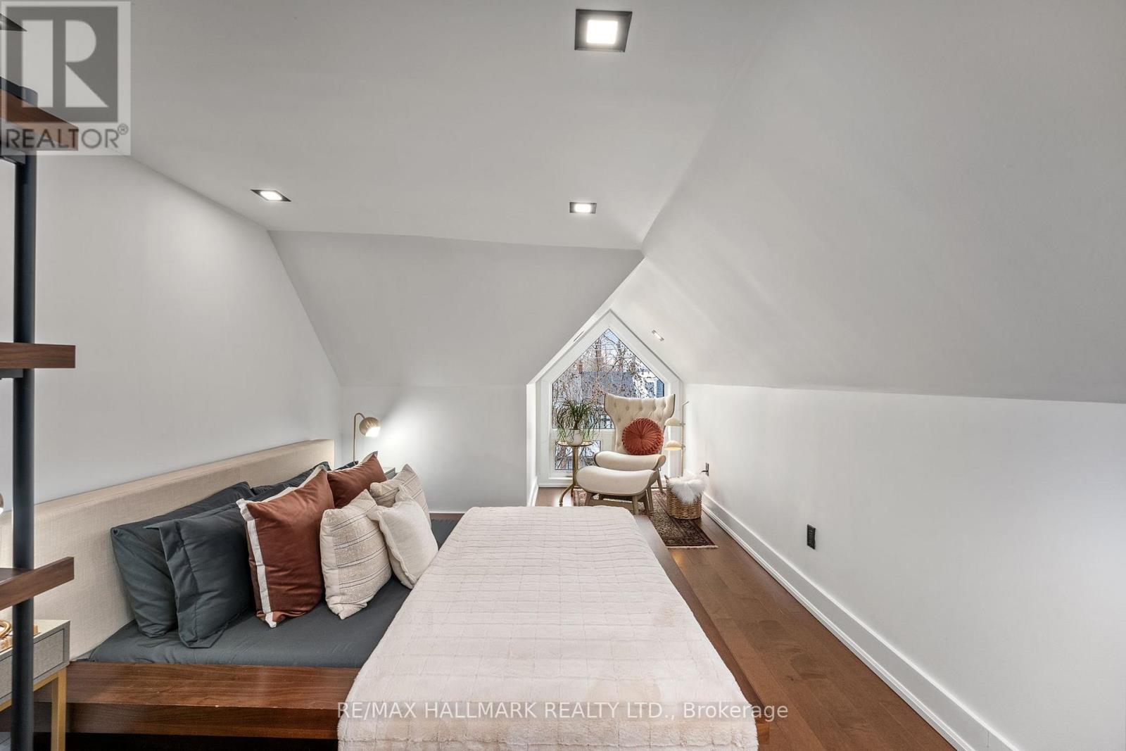 Upper, 2nd/3rd Floor - 13 Woodfield Road, Toronto, Ontario  M4L 2W4 - Photo 16 - E12741090