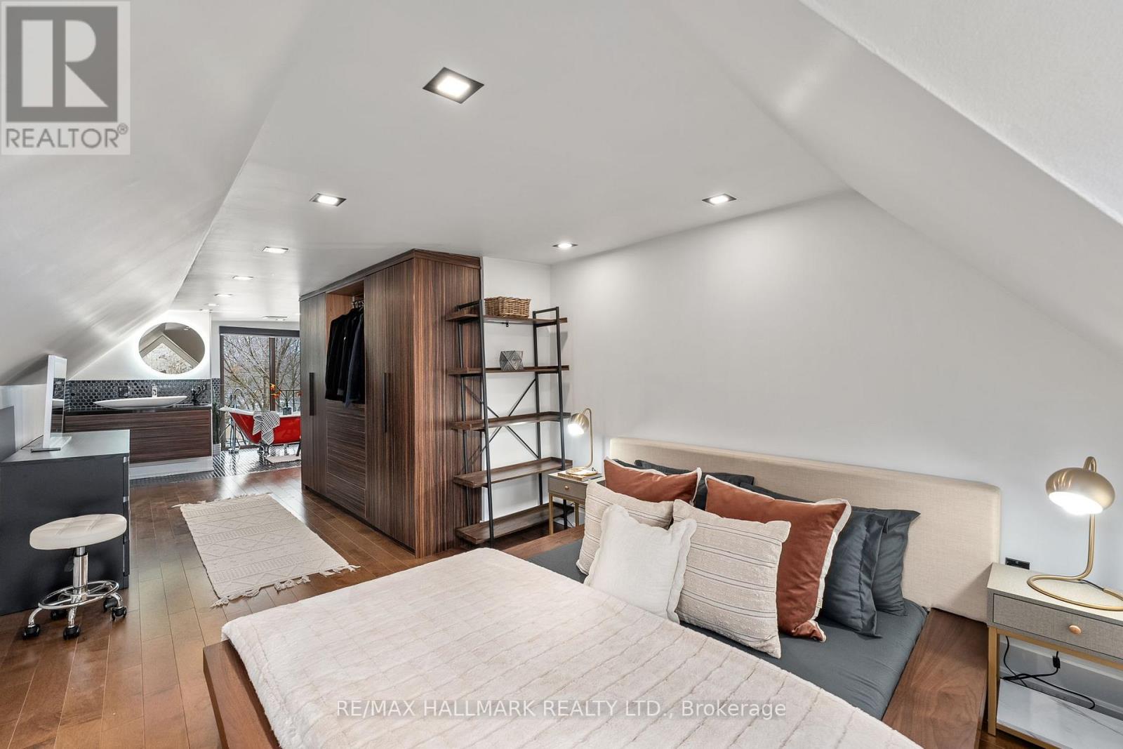 Upper, 2nd/3rd Floor - 13 Woodfield Road, Toronto, Ontario  M4L 2W4 - Photo 17 - E12741090