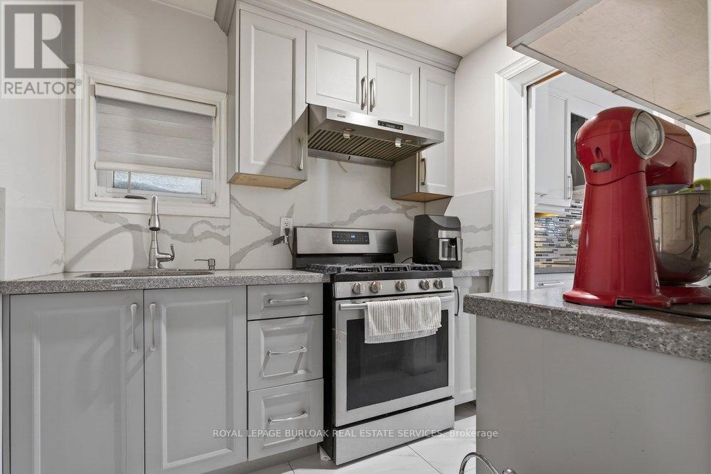 5463 Blue Spruce Avenue, Burlington, Ontario  L7L 7C5 - Photo 14 - W12741110