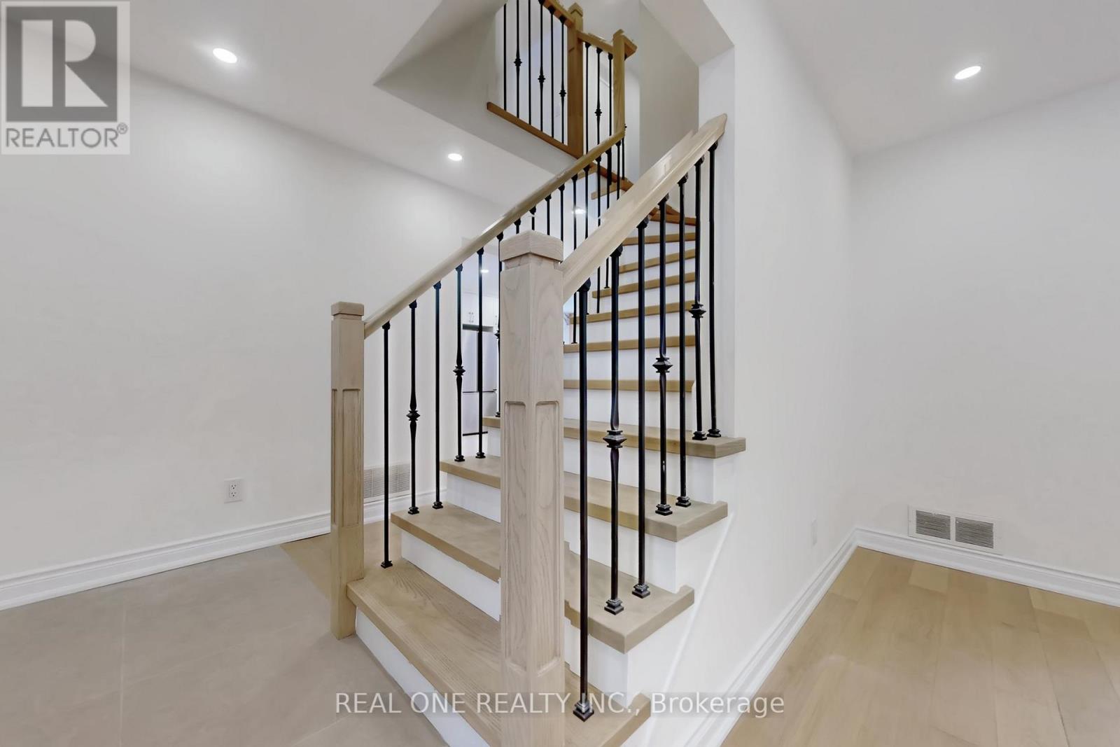 86 Breckonwood Crescent, Markham, Ontario  L3T 5E8 - Photo 4 - N12741120