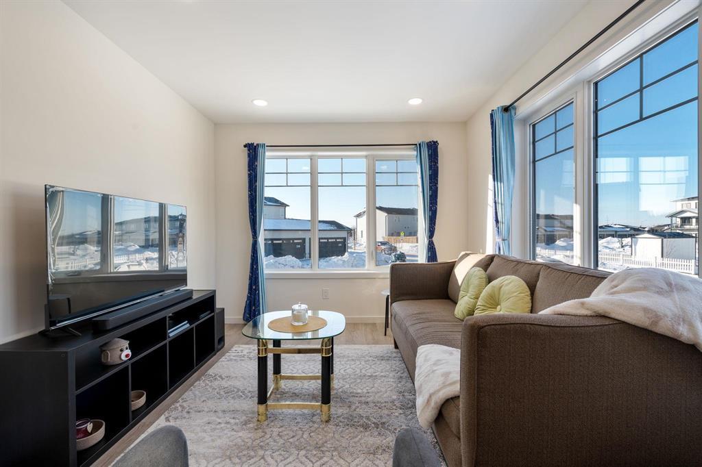 608 50 Morning Star Lane, Winnipeg, Manitoba  R3K 0V8 - Photo 1 - 202601753