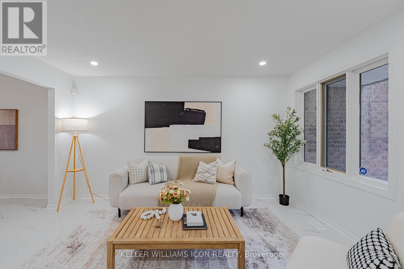 32 Ashpark Crescent, Ottawa, Ontario  K1T 3N8 - Photo 3 - X12741164