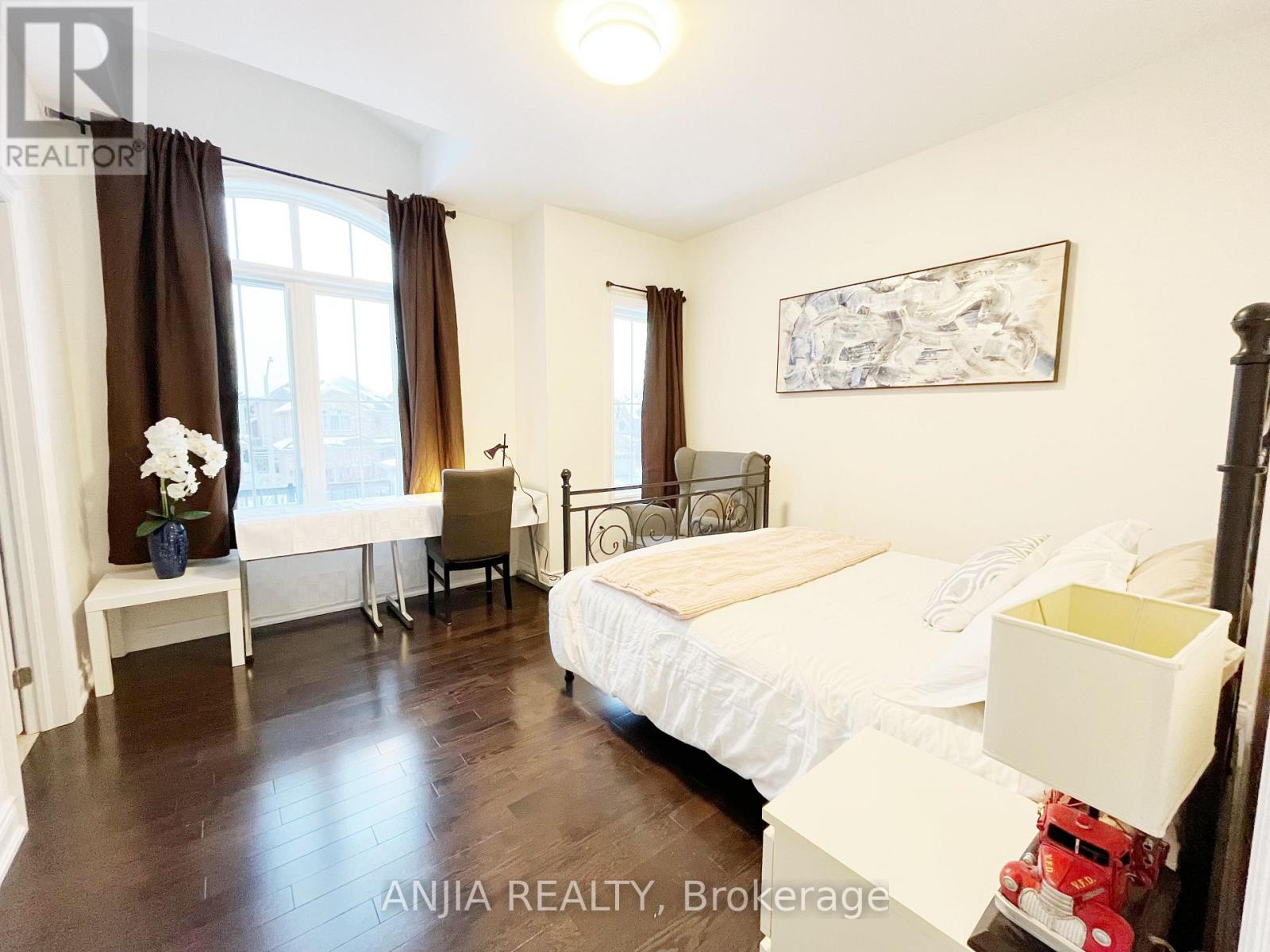 199 Canyon Hill Ave Street, Richmond Hill, Ontario  L4C 0R4 - Photo 2 - N12741176