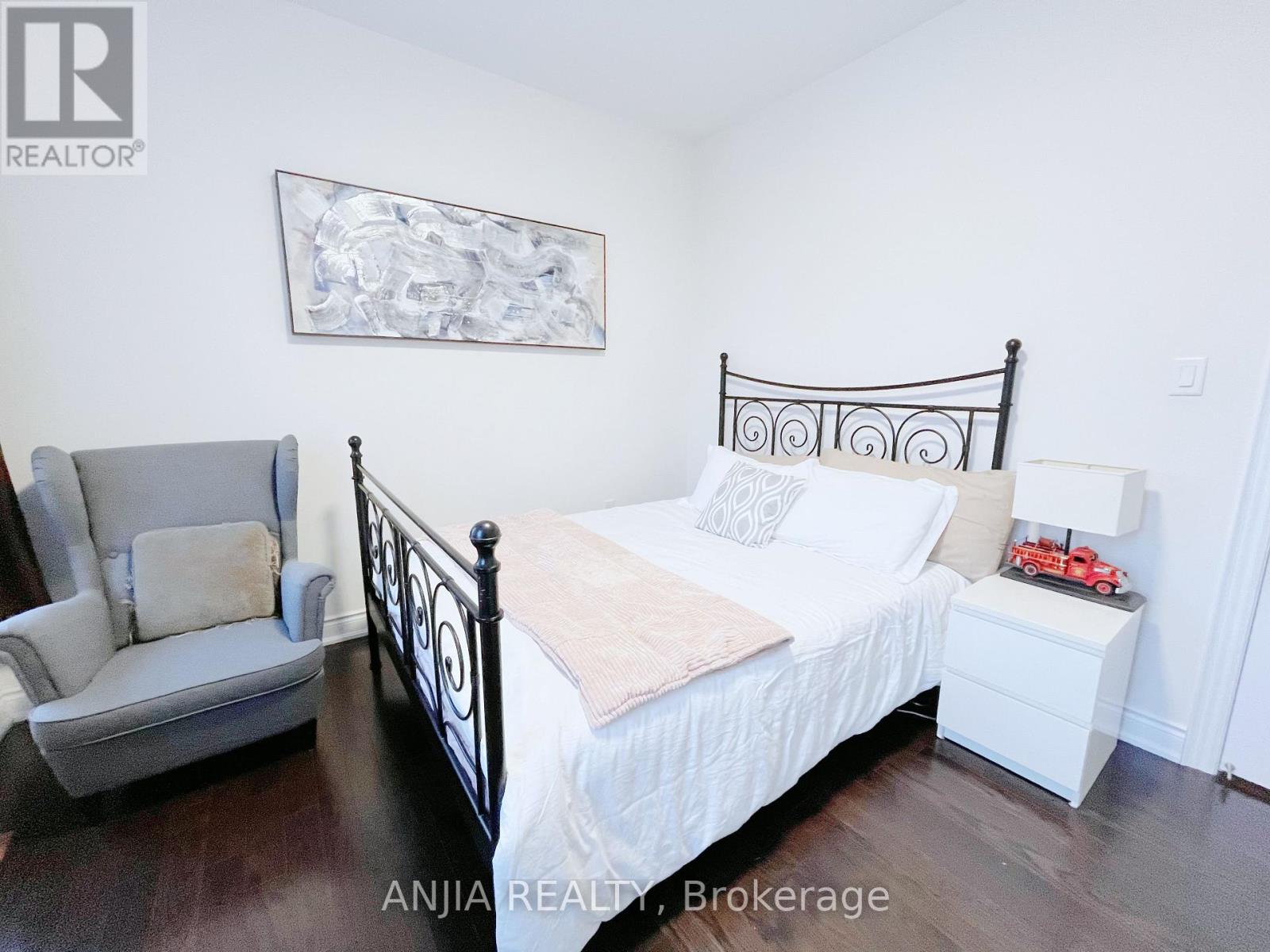 199 Canyon Hill Ave Street, Richmond Hill, Ontario  L4C 0R4 - Photo 4 - N12741176