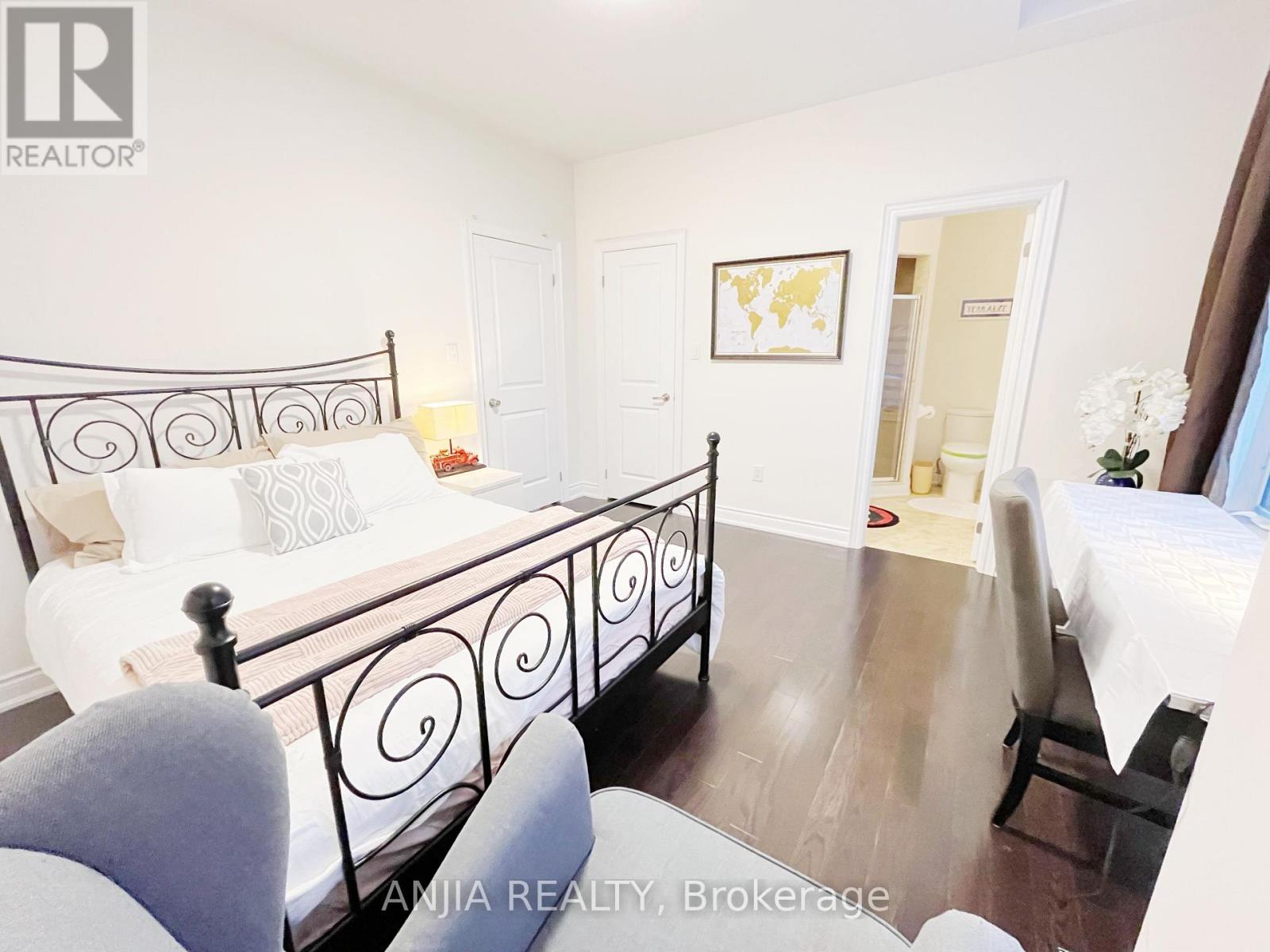 199 Canyon Hill Ave Street, Richmond Hill, Ontario  L4C 0R4 - Photo 5 - N12741176