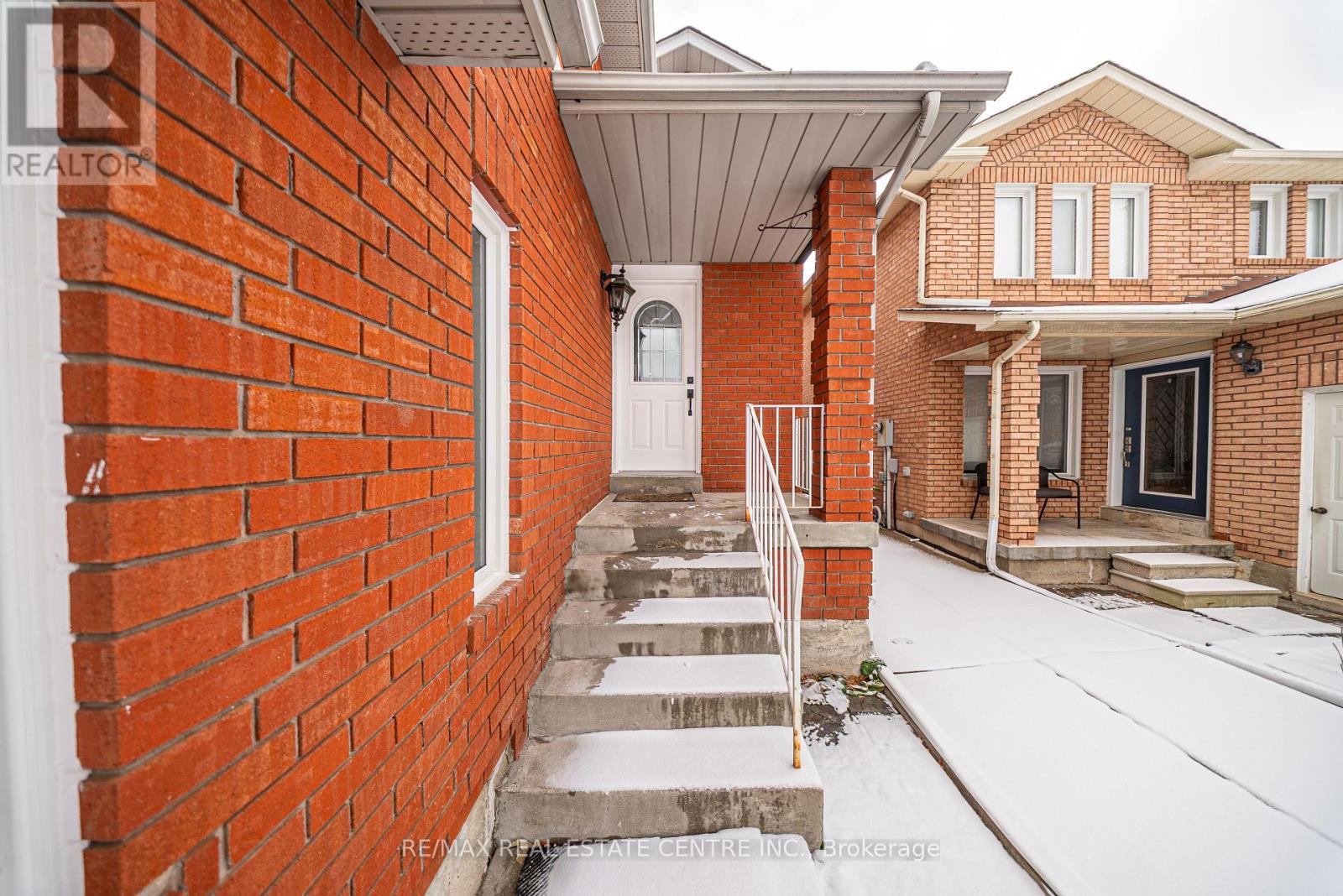 3316 Lady Slipper Court, Mississauga, Ontario  L5N 6A9 - Photo 2 - W12741200