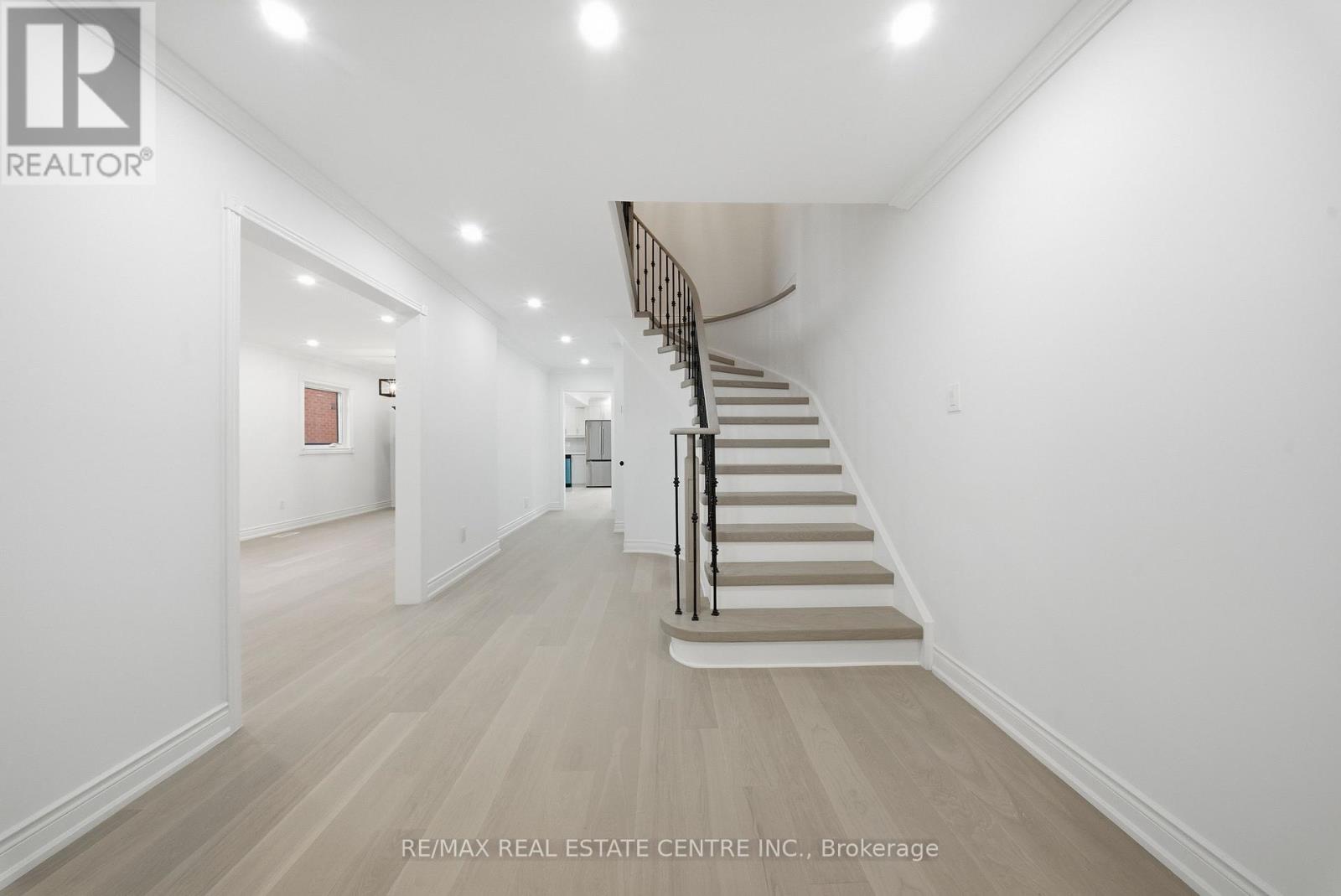 3316 Lady Slipper Court, Mississauga, Ontario  L5N 6A9 - Photo 5 - W12741200