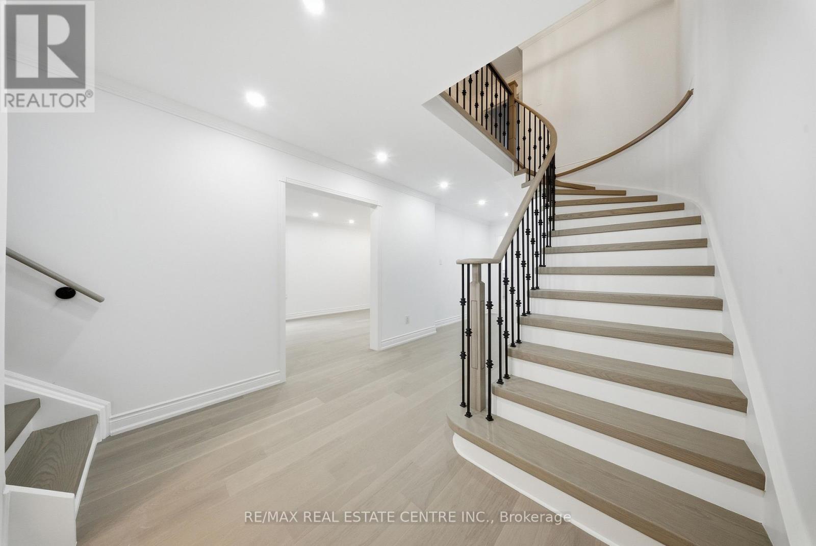 3316 Lady Slipper Court, Mississauga, Ontario  L5N 6A9 - Photo 6 - W12741200