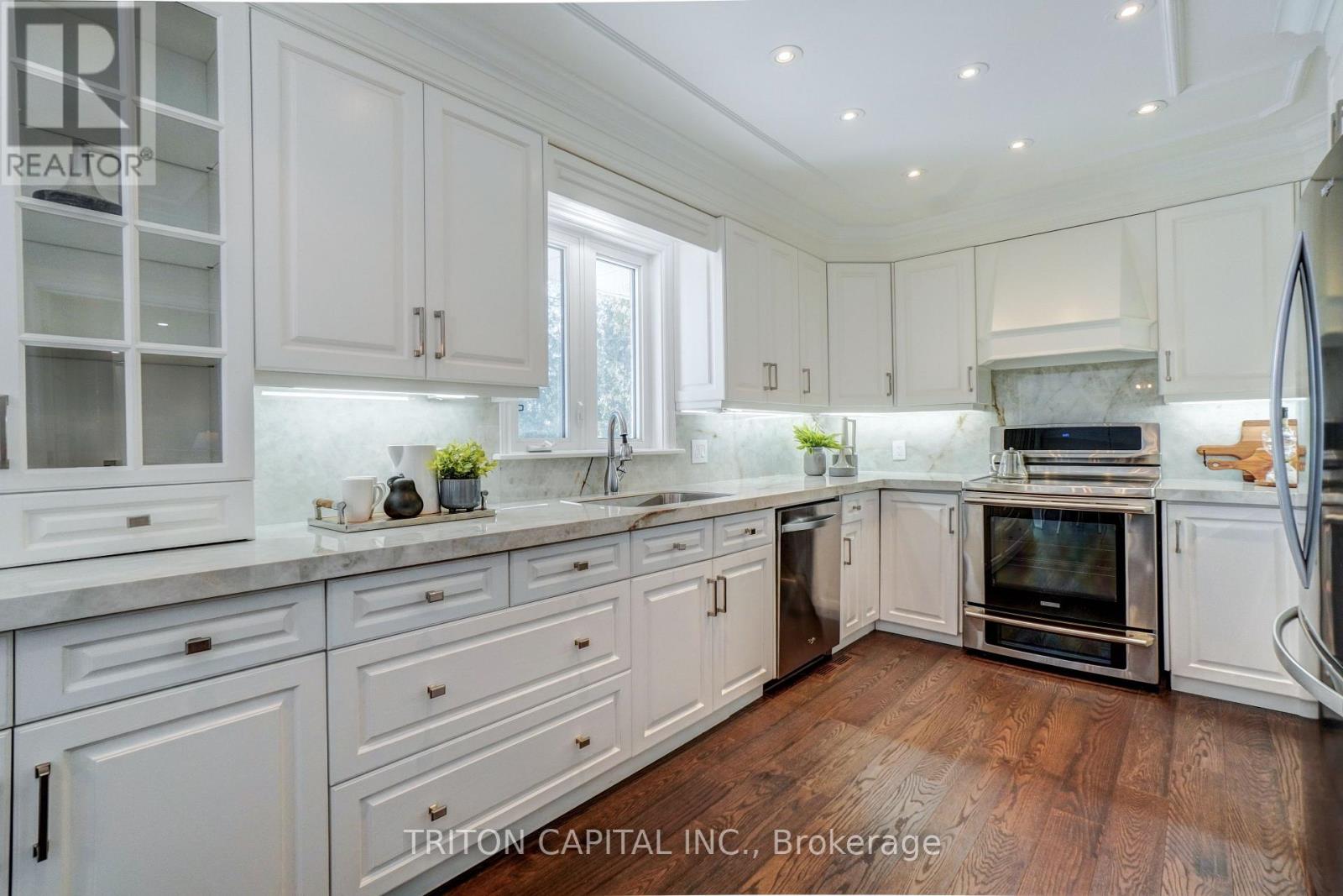 53 Princess Anne Crescent, Toronto, Ontario  M9A 2P3 - Photo 11 - W12741208