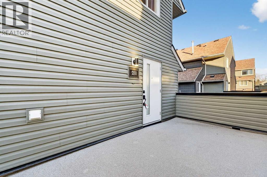 211, 25 Glamis Green Sw, Calgary, Alberta  T3E 6T9 - Photo 3 - A2279840