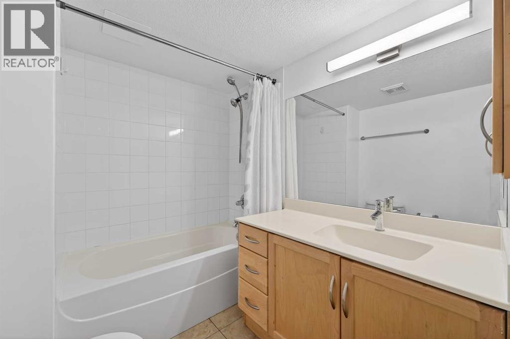 211, 25 Glamis Green Sw, Calgary, Alberta  T3E 6T9 - Photo 11 - A2279840