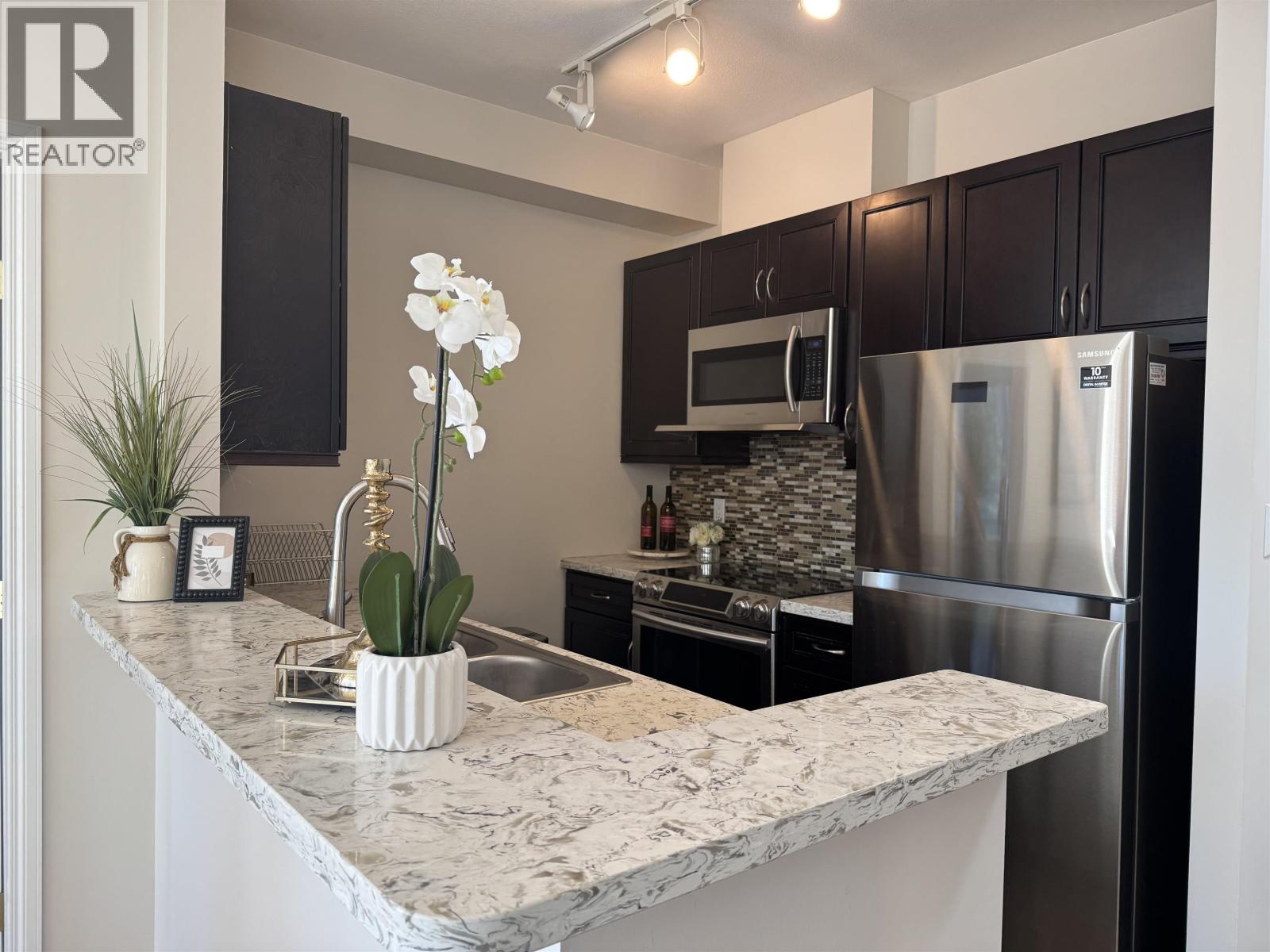 Listing Picture 8 of 27 : 407 6837 STATION HILL DRIVE, Burnaby / 本拿比 - 魯藝地產 Yvonne Lu Group - MLS Medallion Club Member