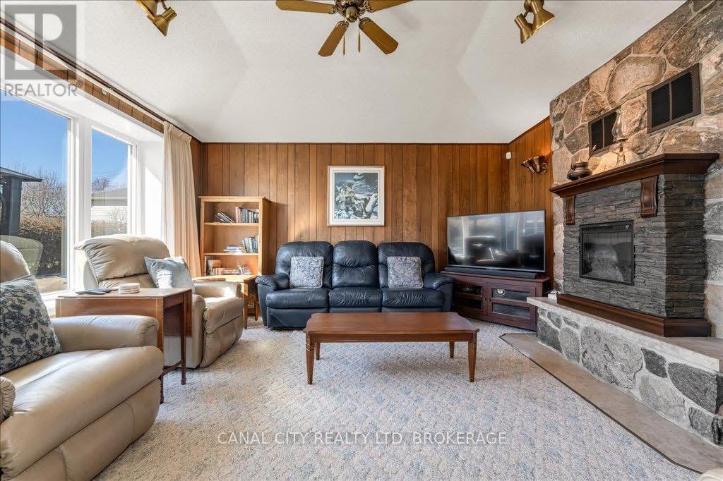 49 Pine Street S, Thorold, Ontario  L2V 3L5 - Photo 4 - X12741330